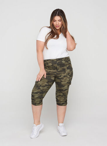 Tætsiddende capri jeans med camouflageprint, Ivy Green/Camou, Model image number 0