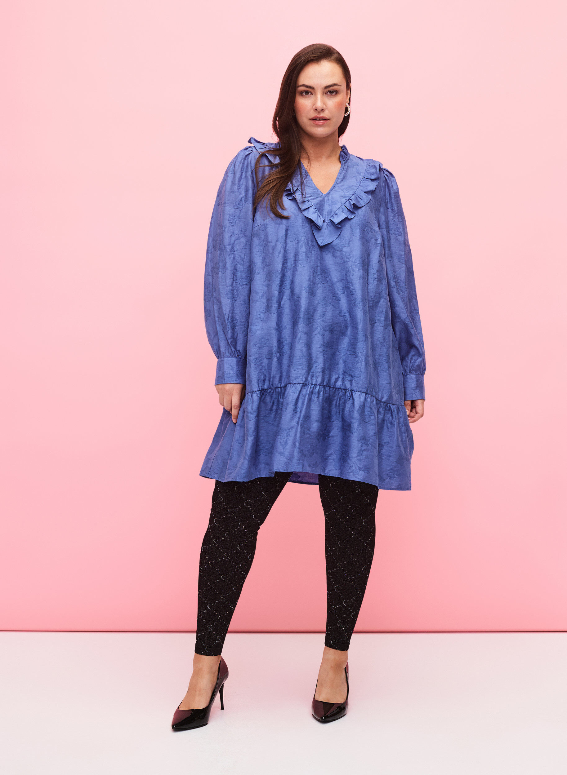 Zizzi Seamless leggings med s&oslash;lvfarvet m&oslash;nster, Black, Model image number 2