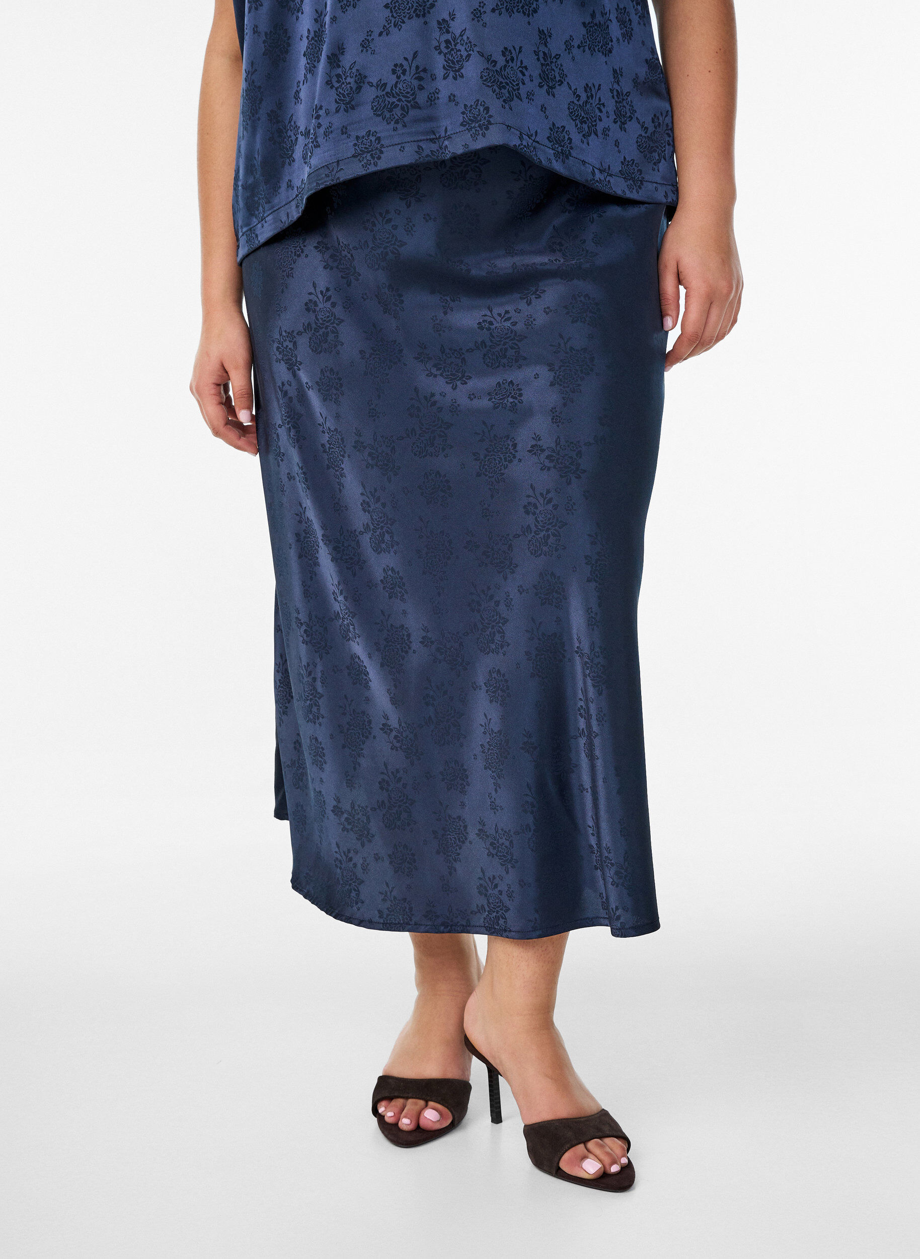 ZizziSatin nederdel med tonet blomsterm&oslash;nster, Bl&aring;, Model image number 2