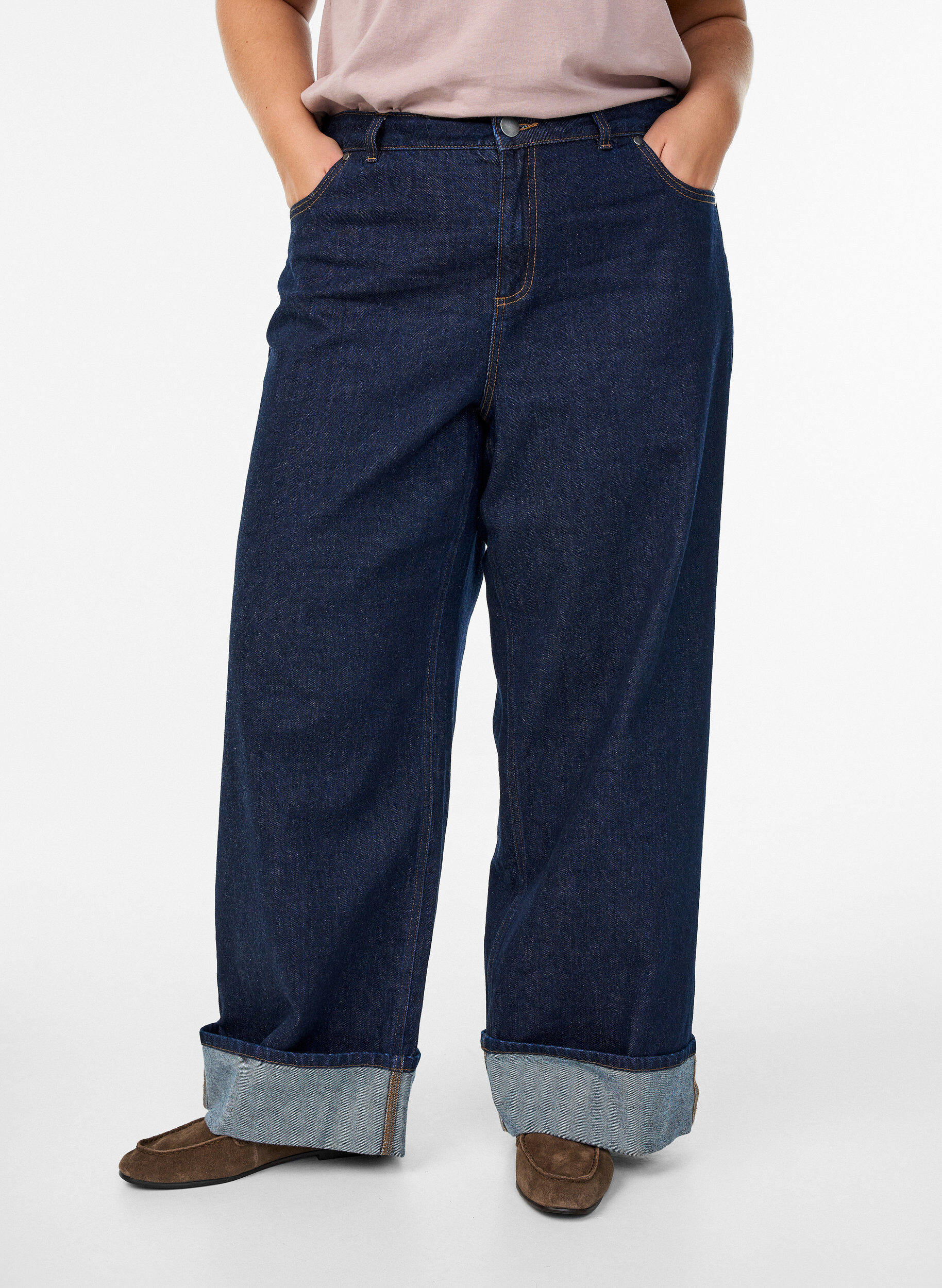 Zizzi Straight fit jeans med brede ben og opsm&oslash;g, Bl&aring;, Model image number 2