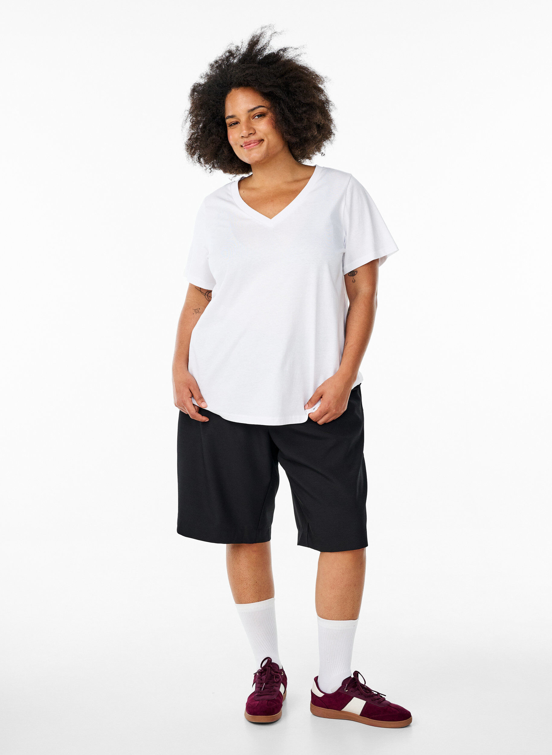 Zizzi Basis t-shirt i bomuld med V-hals, Hvid, Model image number 1