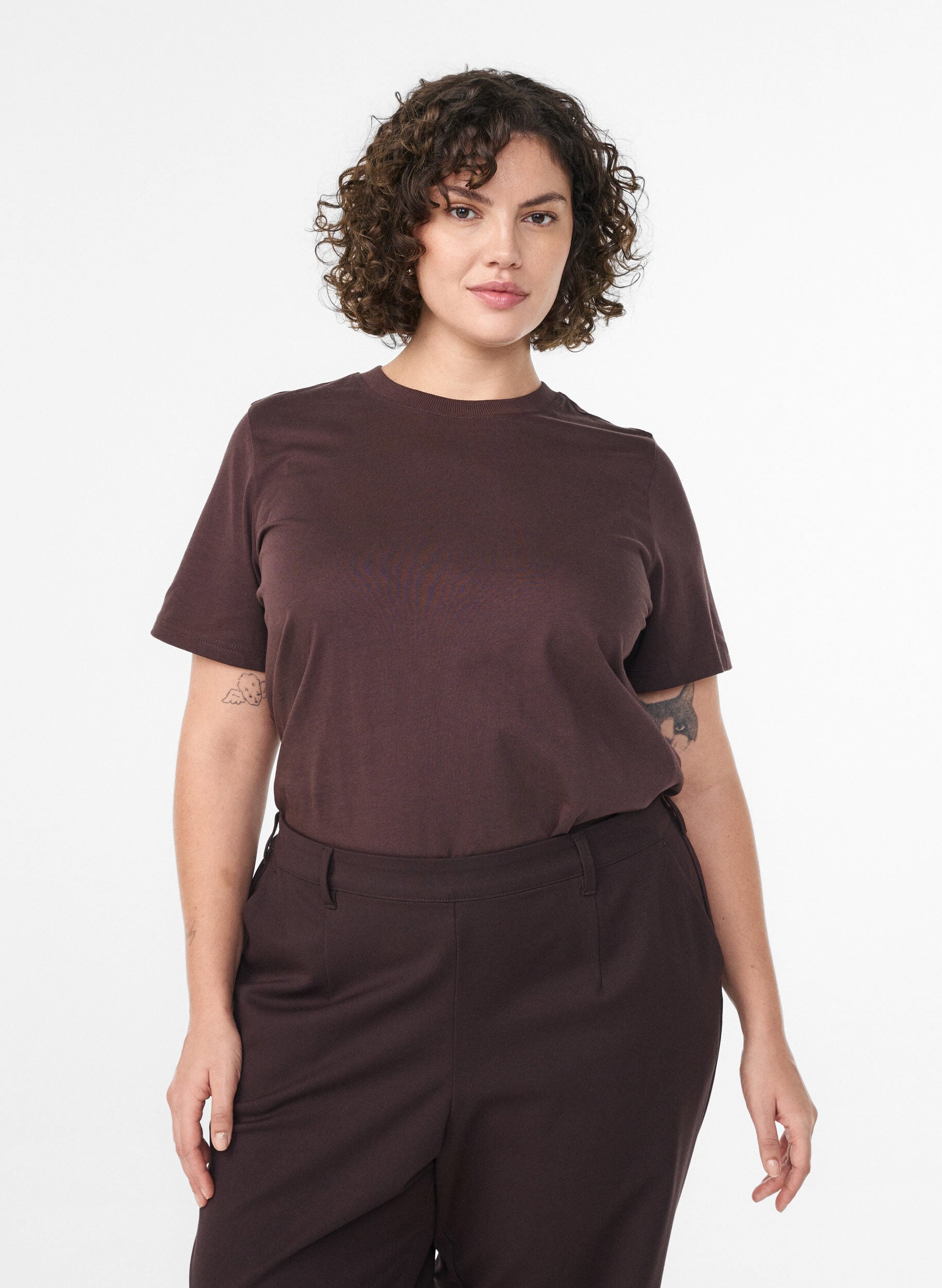 Basis t-shirt i bomuld med rund hals, Brun, Model