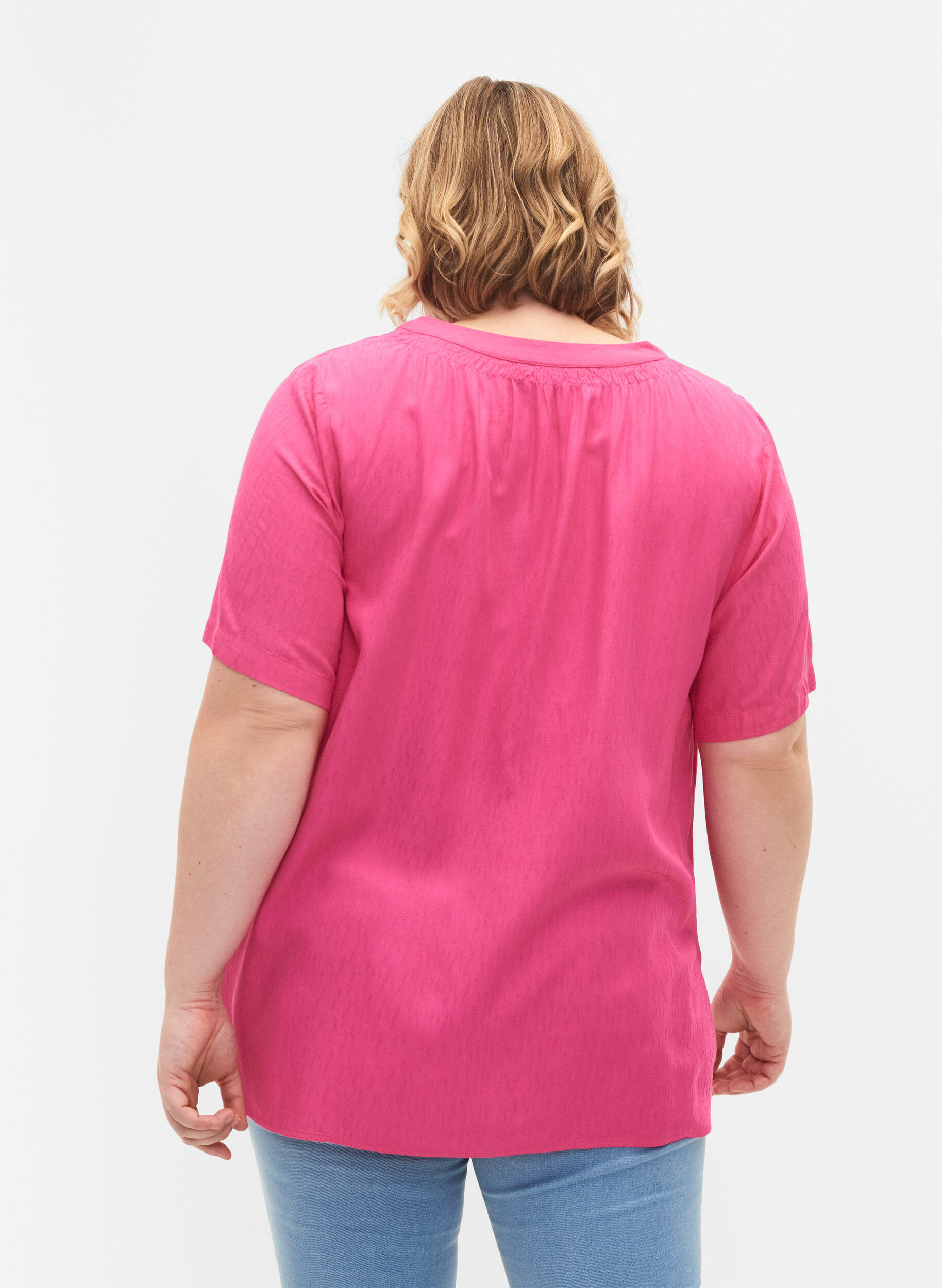 Zizzi Kort&aelig;rmet viskose bluse med v-hals, Shocking Pink, Model image number 1