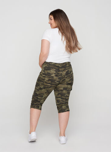 Tætsiddende capri jeans med camouflageprint, Ivy Green/Camou, Model image number 1
