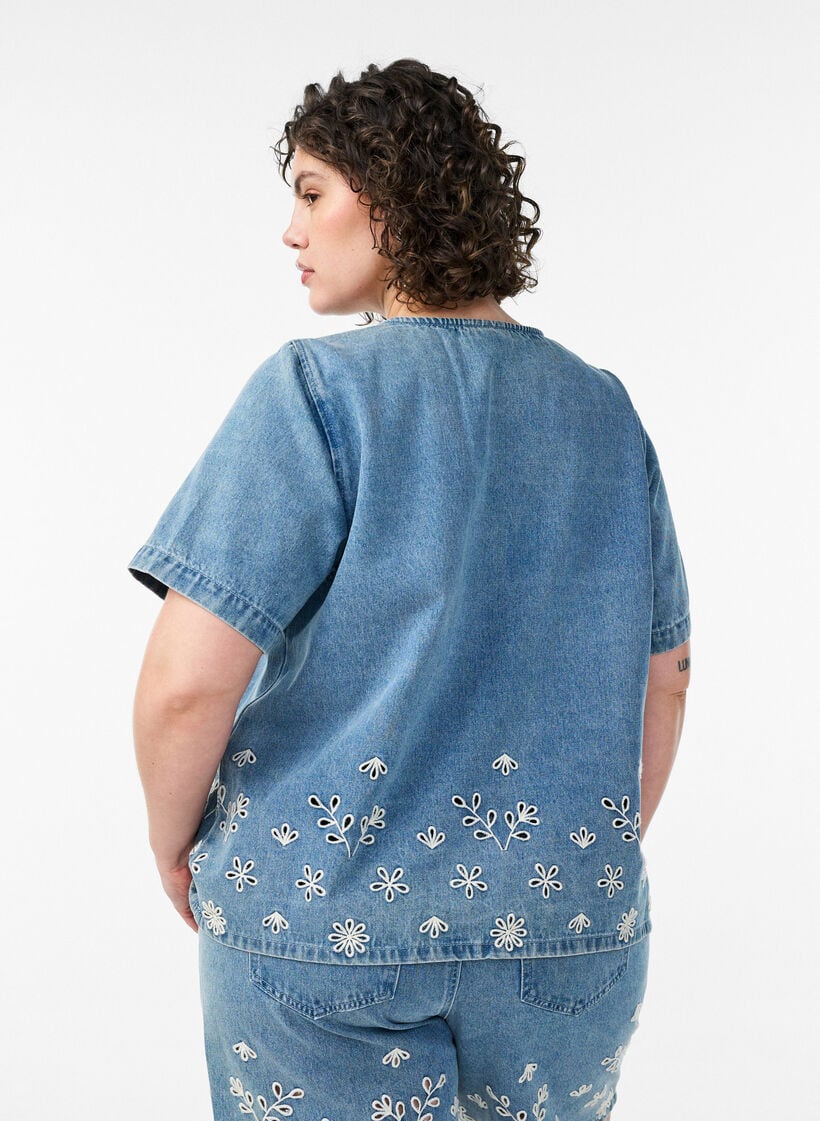 Kort&aelig;rmet denimbluse med broderie anglaise, Bl&aring;, Model image number 2