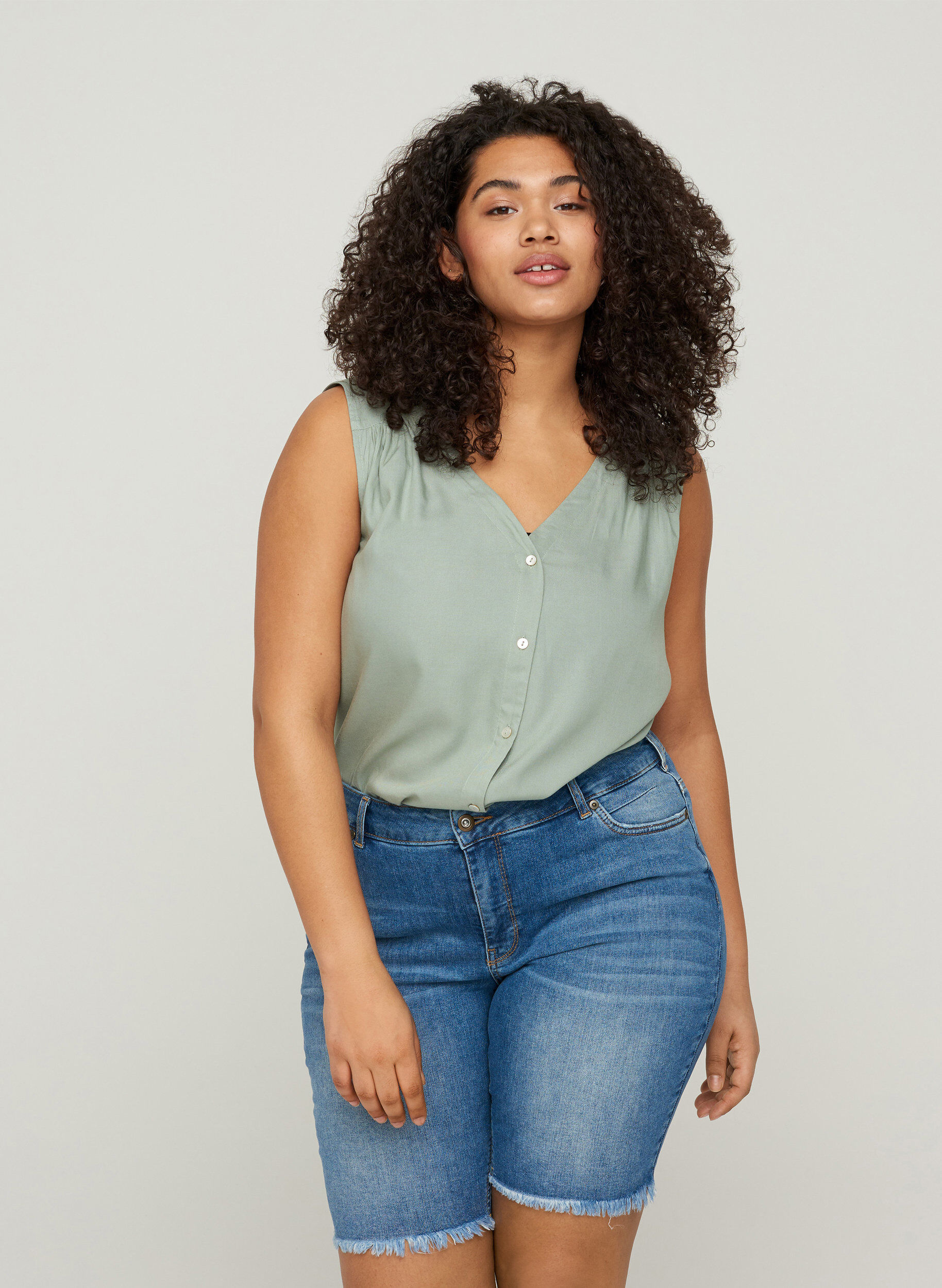 Zizzi H&oslash;jtaljede denimshorts med r&aring; kanter, Dark blue denim, Model image number 0