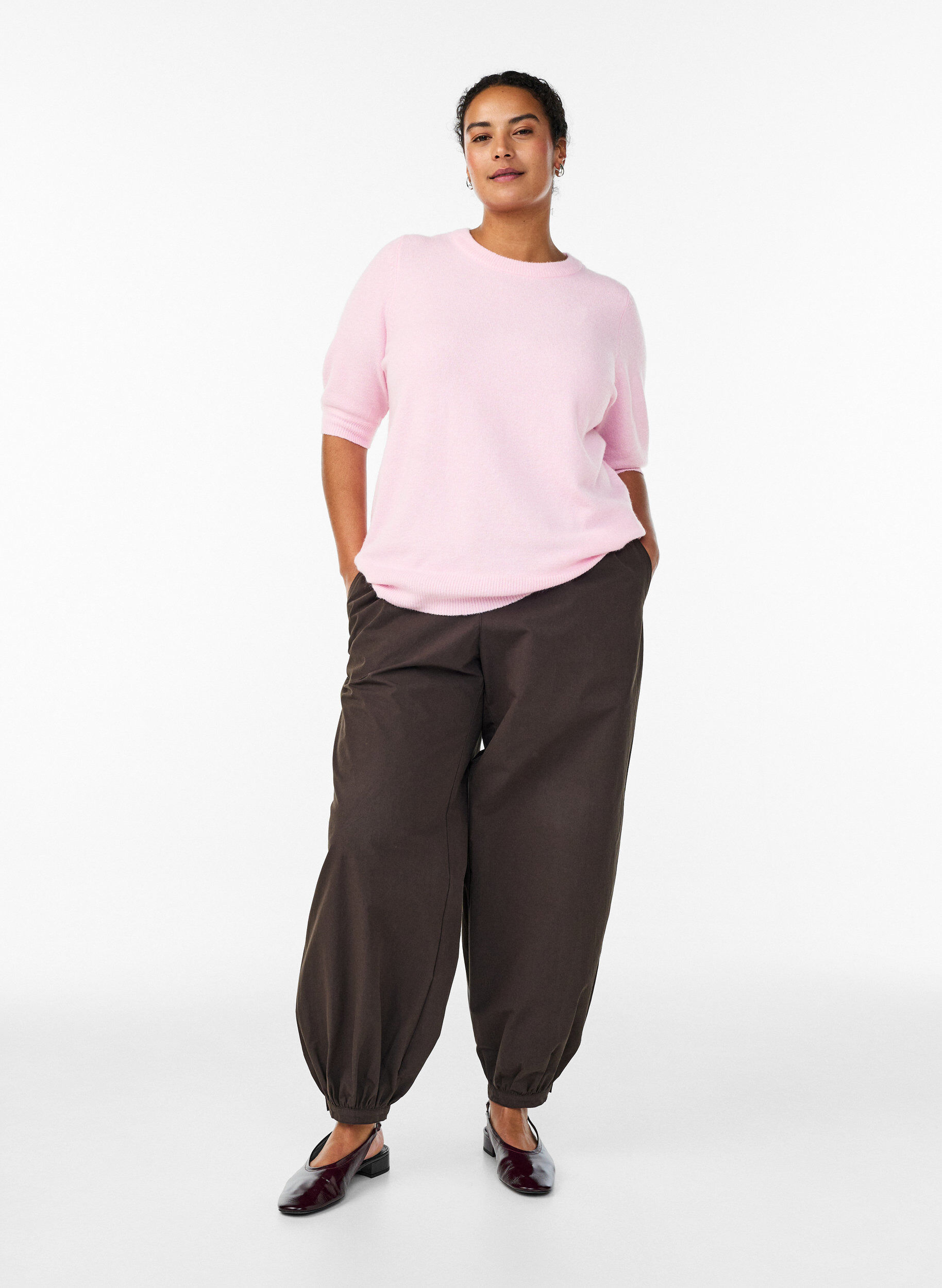 Zizzi Strikbluse med korte &aelig;rmer, Lyser&oslash;d, Model image number 1