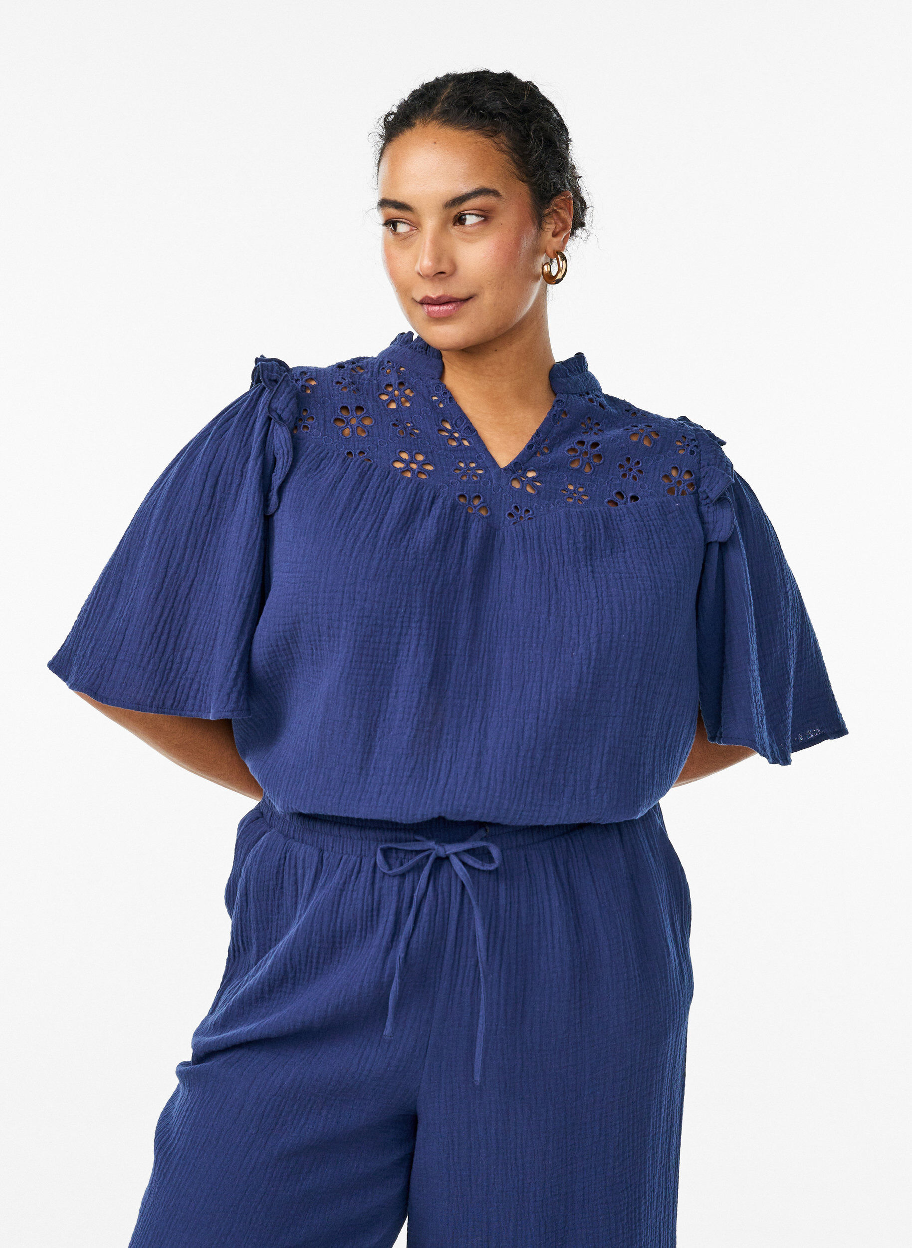 Bluse i bomuldsmusselin med broderie anglaise og 1/2 &aelig;rmer, Bl&aring;, Model