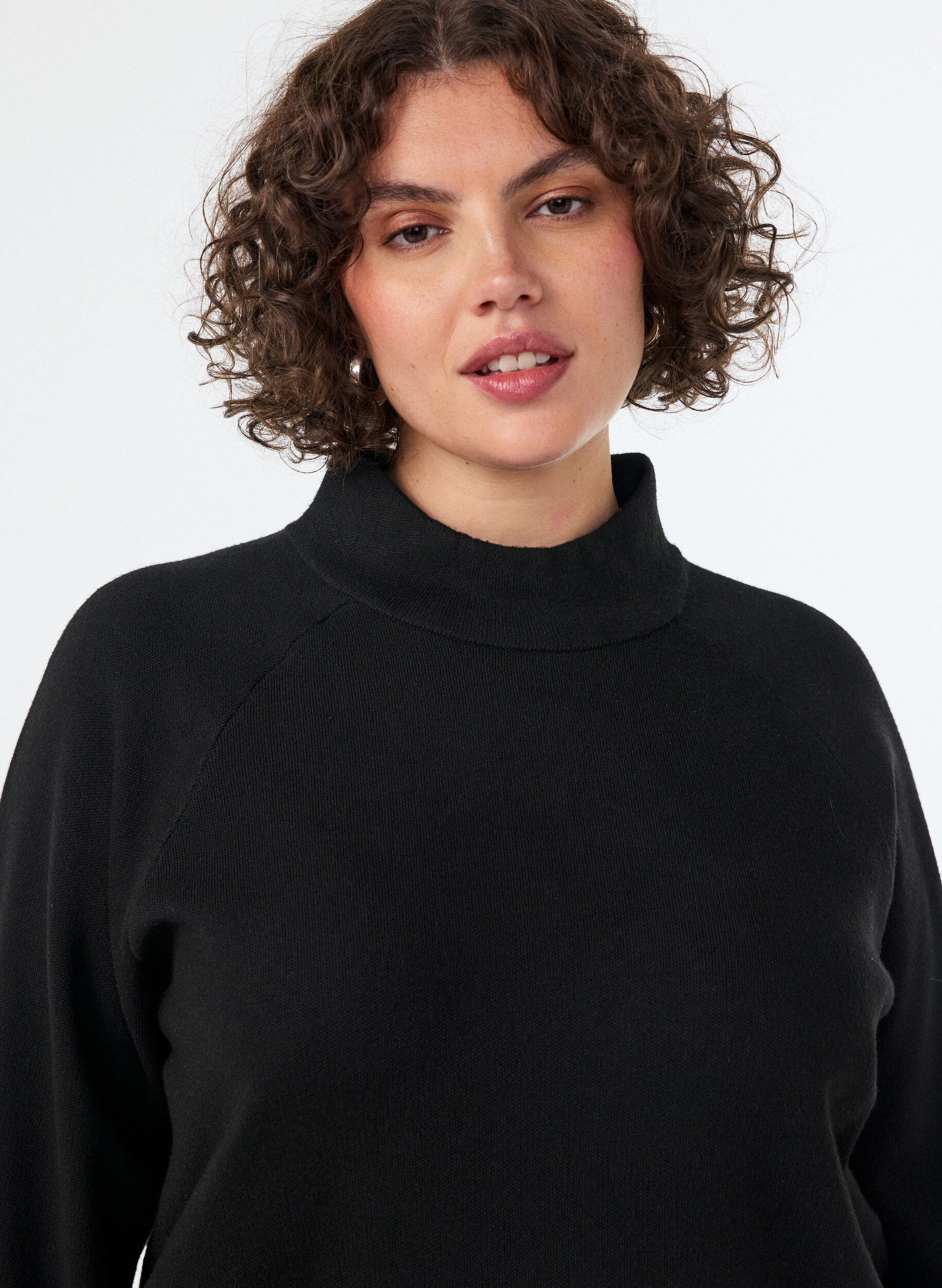 ZizziStrikbluse i viskoseblanding med rullekrave, Sort, Model image number 3
