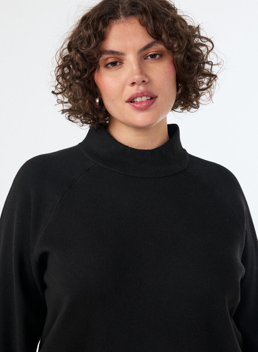 Strikbluse i viskoseblanding med rullekrave, Sort, Model image number 3