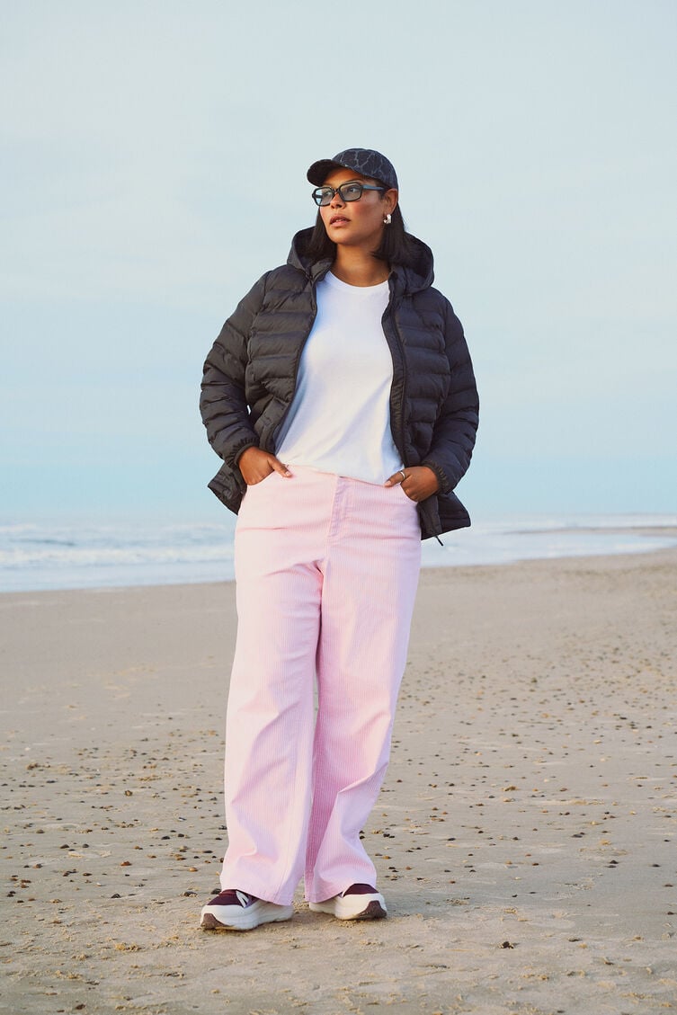 Vandafvisende sort letv&aelig;gtsjakke, , Model