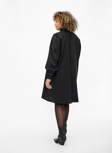 Skjortekjole i viskose med flæser, Black, Model image number 1