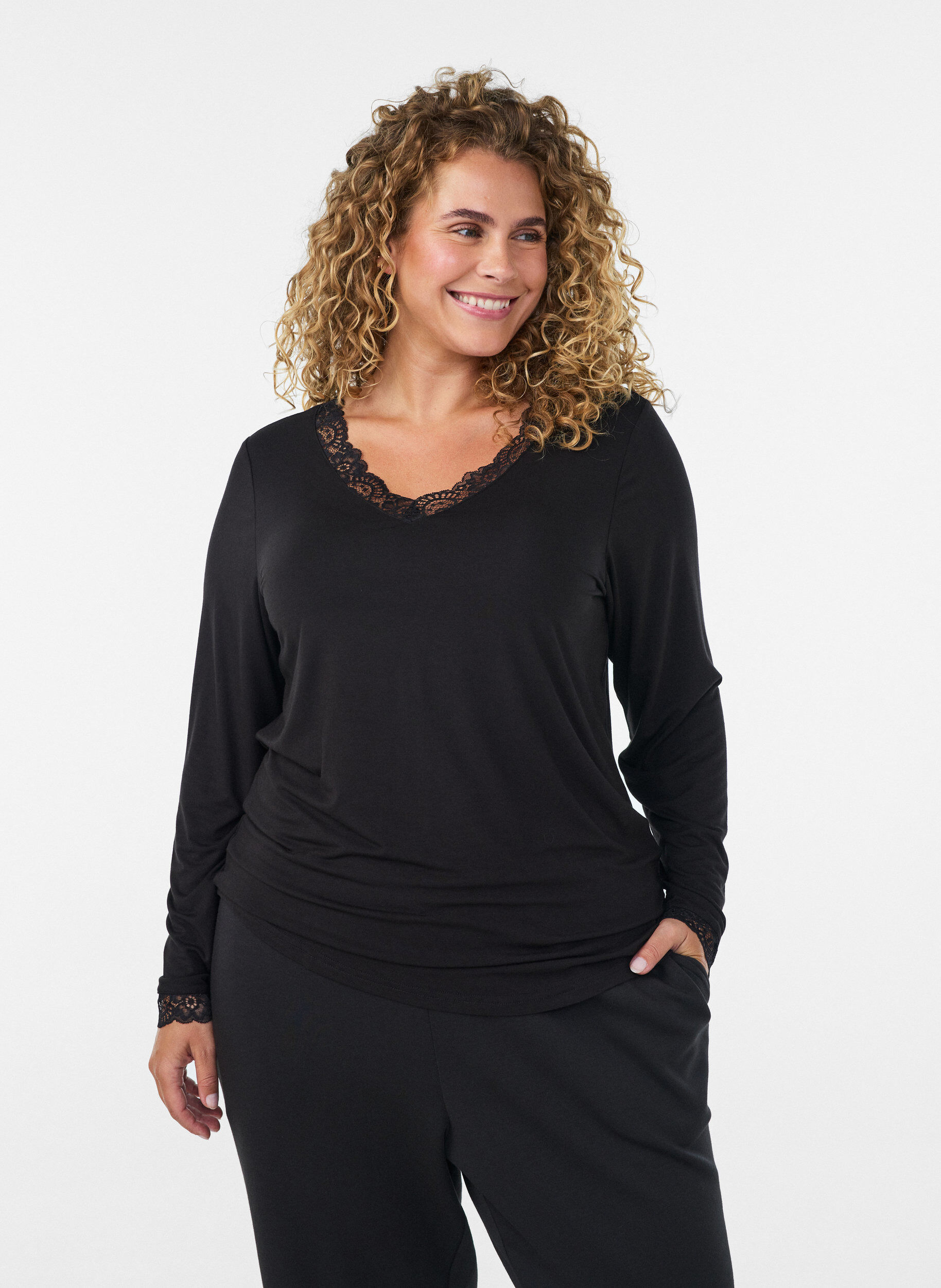 ZizziViskosebluse med blondekanter og V-hals, Sort, Model image number 0
