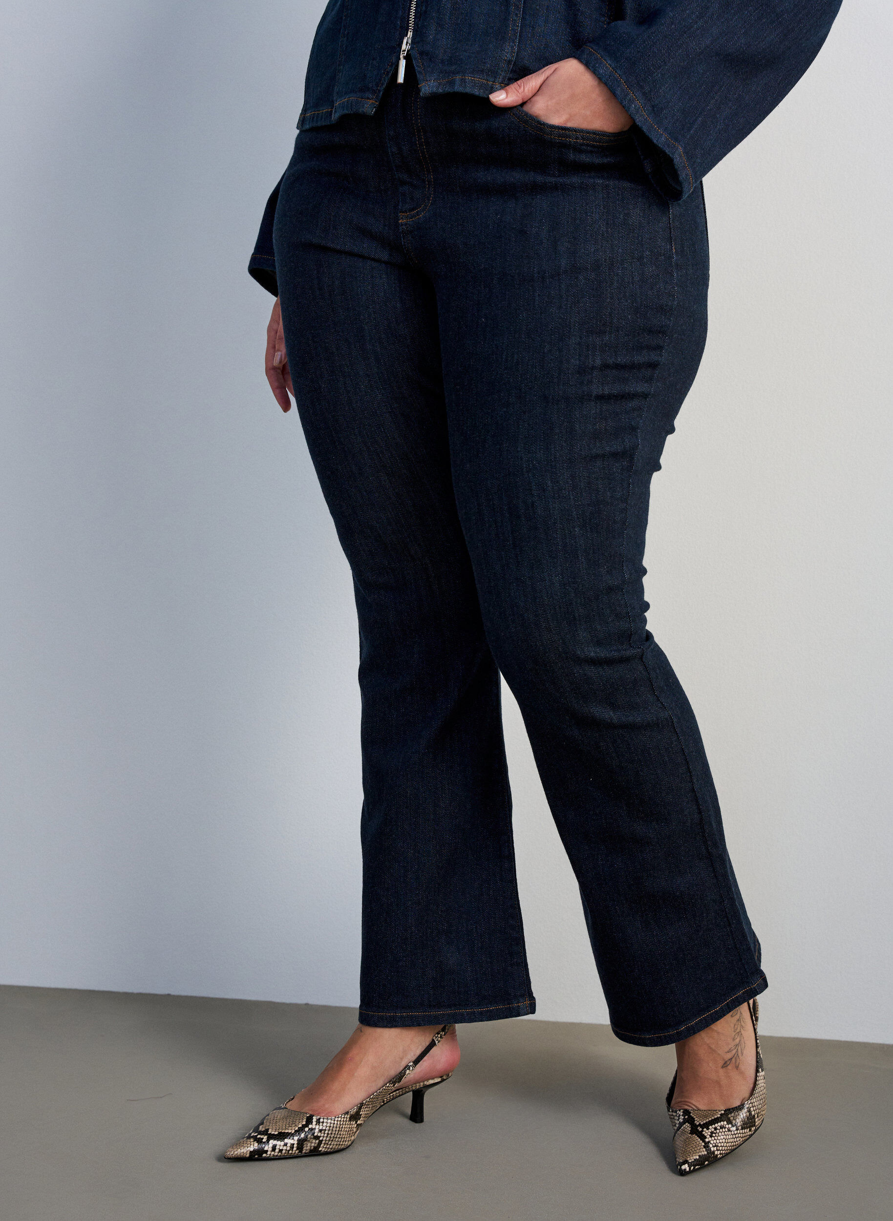 ZizziEllen jeans med h&oslash;j talje og bootcut, Bl&aring;, Model image number 2