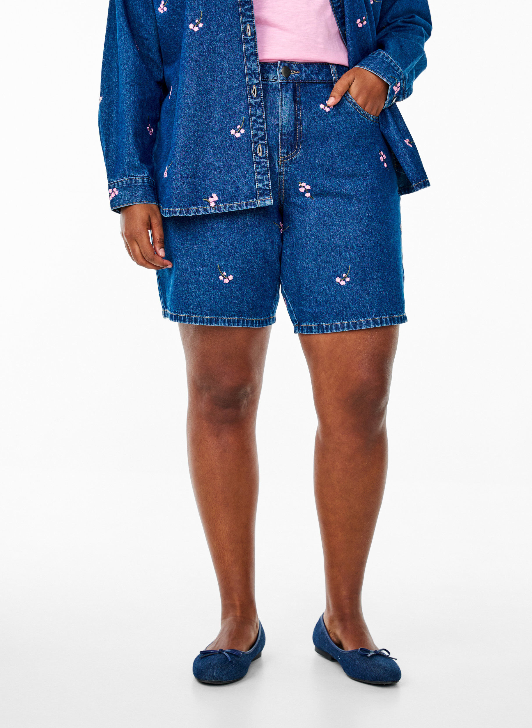 ZizziDenim shorts med broderede blomster, Bl&aring;, Model image number 3