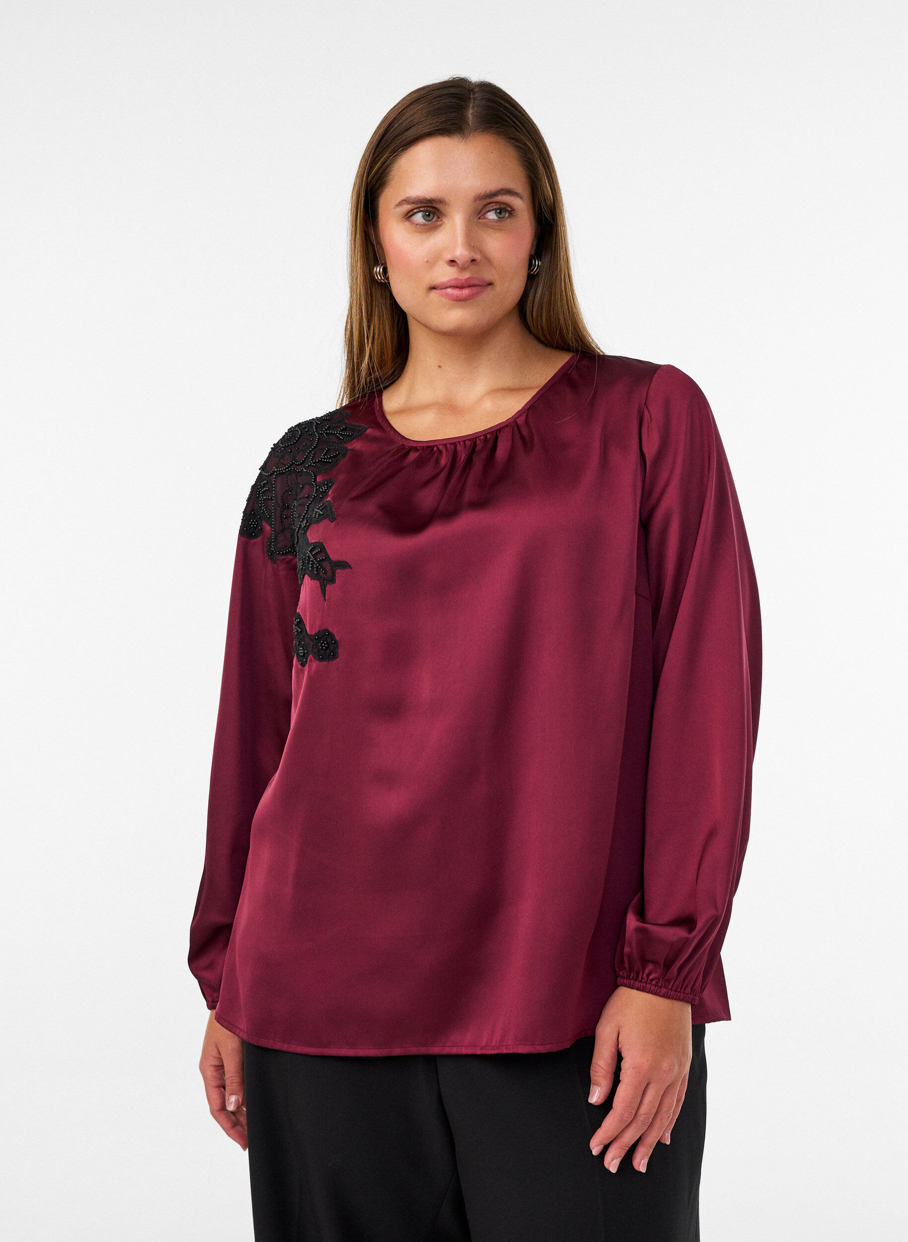 ZizziSatinbluse med blondeapplikation og perler, R&oslash;d, Model image number 0