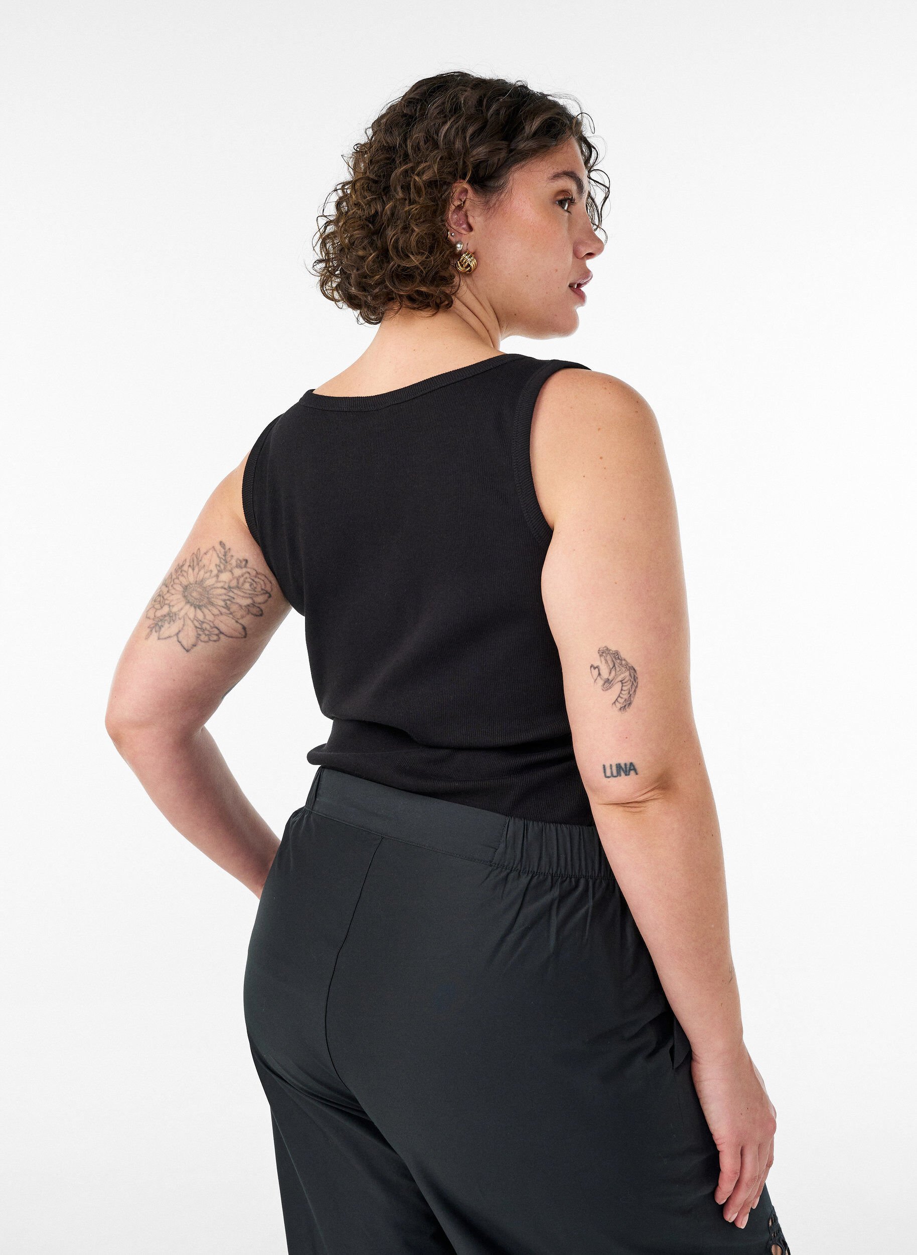 ZizziT&aelig;tsiddende top med motiv, Sort, Model image number 2