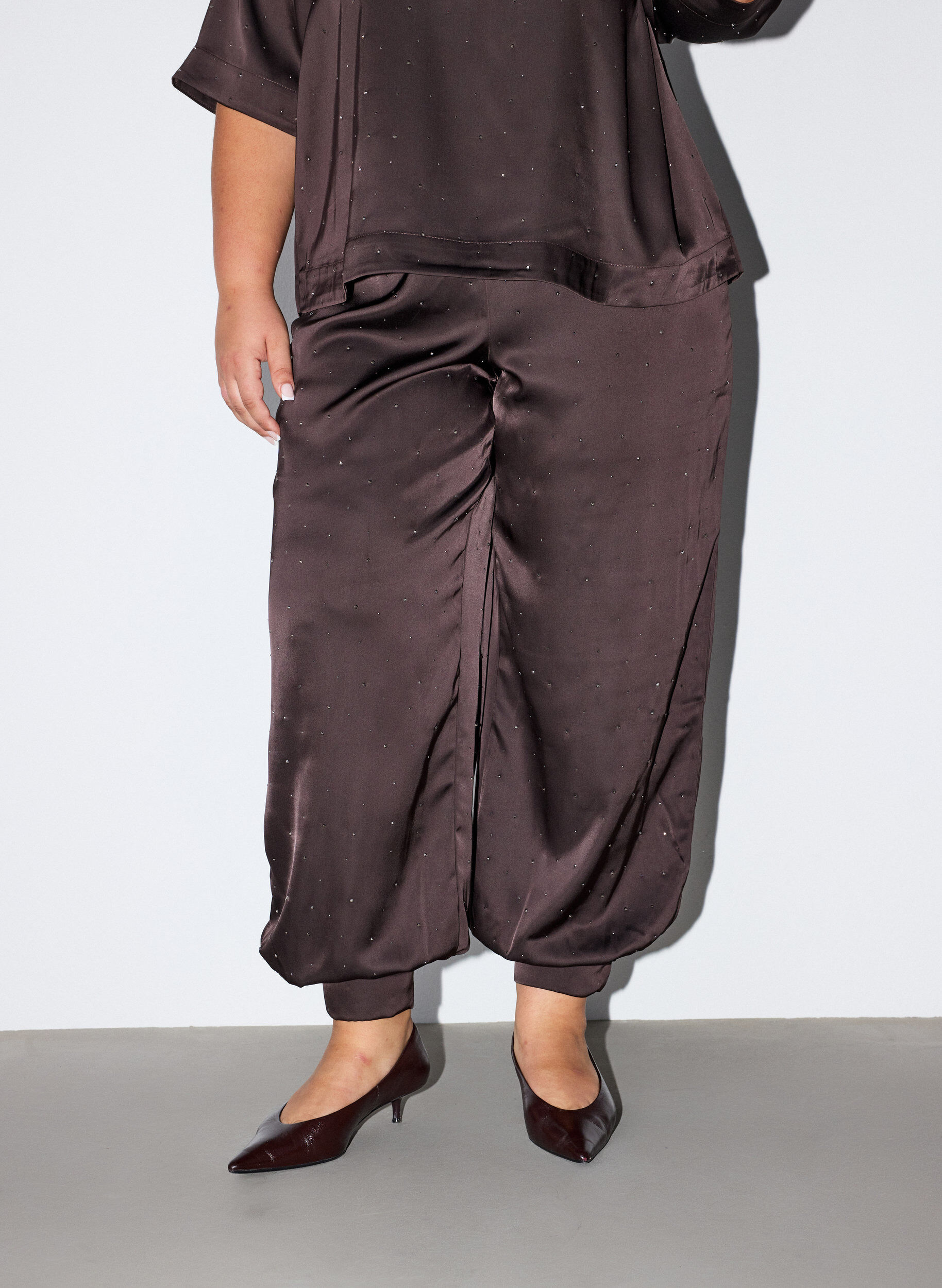 ZizziBallonbukser i satin med rhinsten, Brun, Model image number 2
