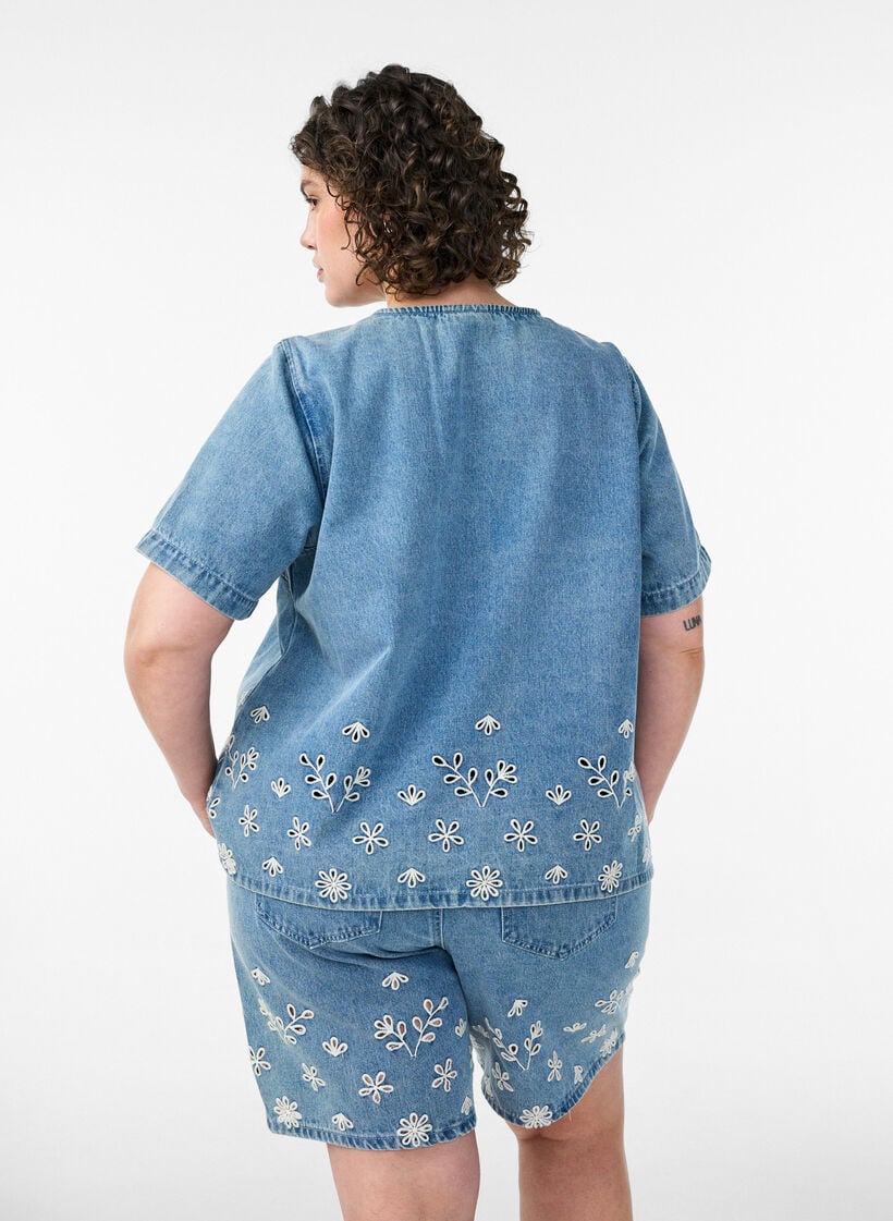 Denimshorts med broderie anglaise og h&oslash;j talje, Bl&aring;, Model image number 2