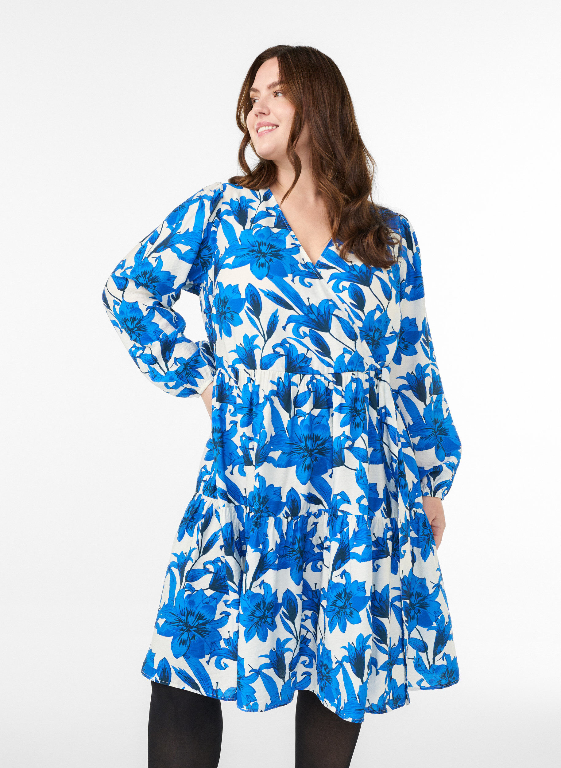 Blomstret sl&aring;-om-kjole med bindeb&aring;nd, Vanilla, Model