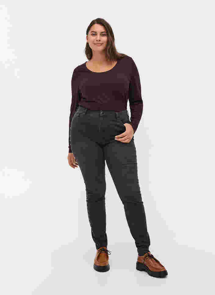 Højtaljede Amy jeans med nitter i sidesøm, Dark Grey Denim, Model