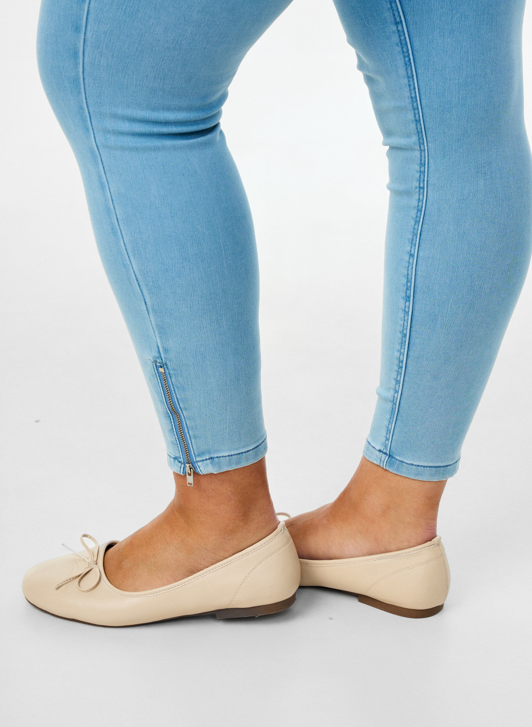 ZizziCropped Amy jeans med lynl&aring;sdetalje, Bl&aring;, Model image number 2
