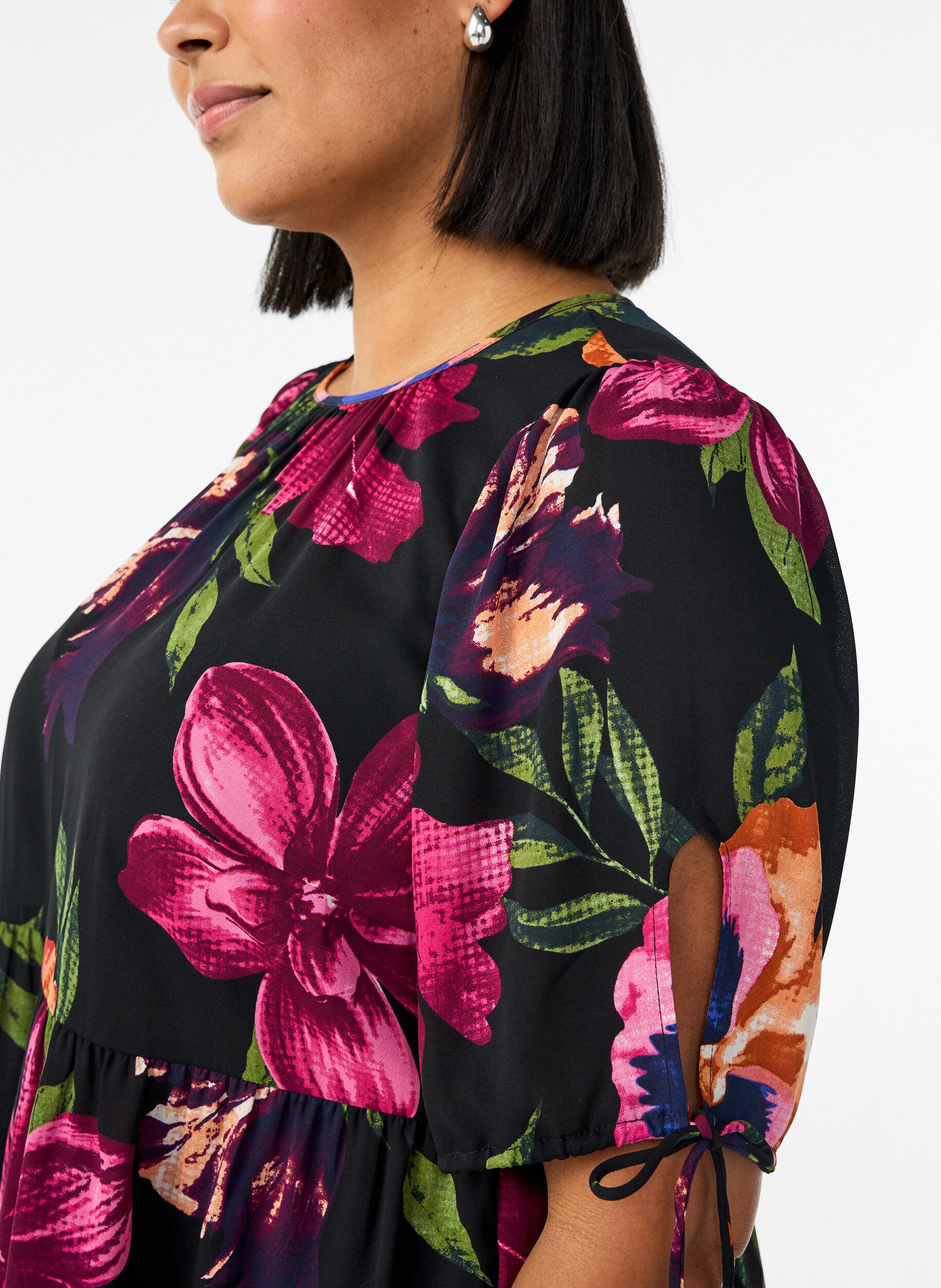 ZizziBluse med blomsterprint og peplum-effekt, Sort, Model image number 3