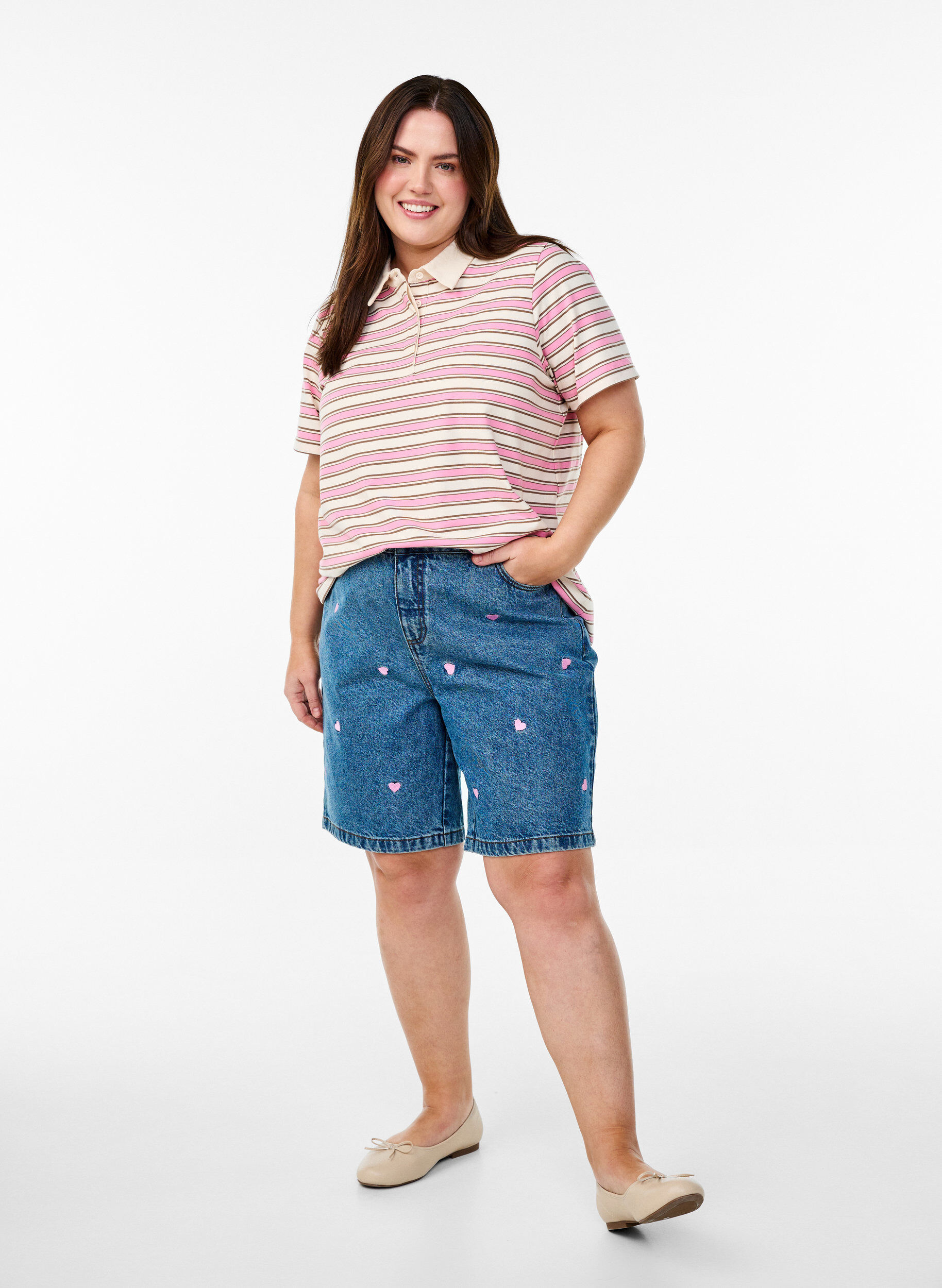 Zizzi Denimshorts med h&oslash;j talje og broderede hjerter, Bl&aring;, Model image number 1