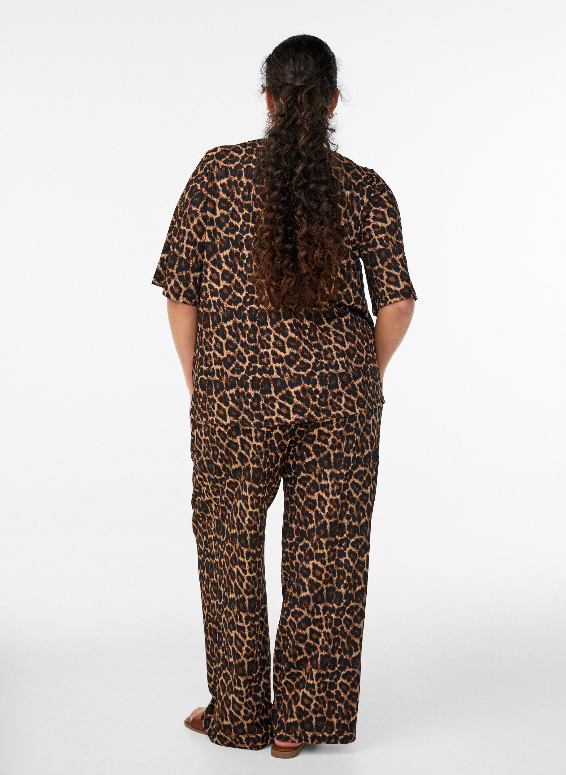 Zizzi Bukser i let strukturkvalitet med brede ben, Sort, Model image number 1