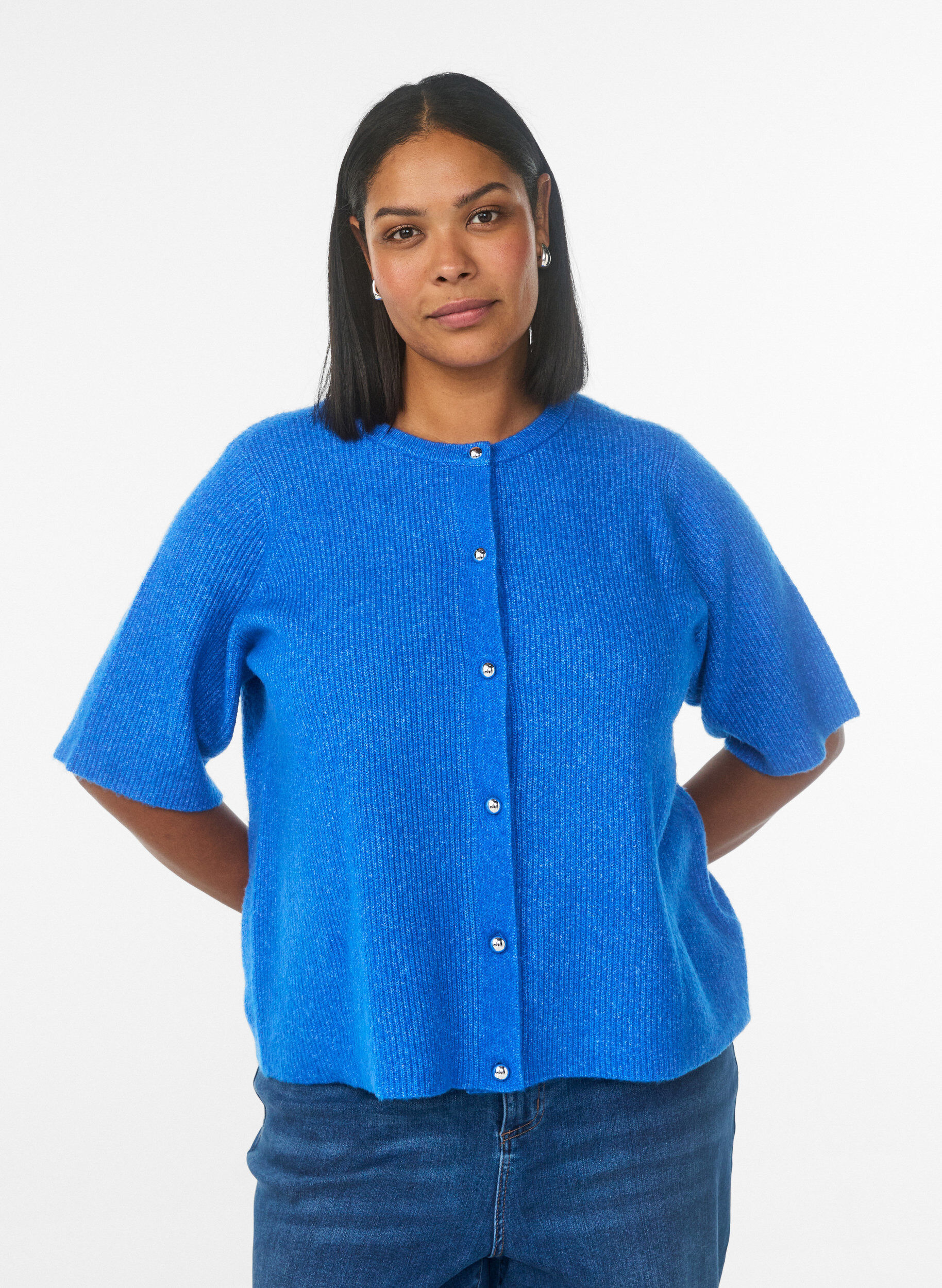 Zizzi Strikcardigan med korte &aelig;rmer og blanke kugleknapper, Bl&aring;, Model image number 0