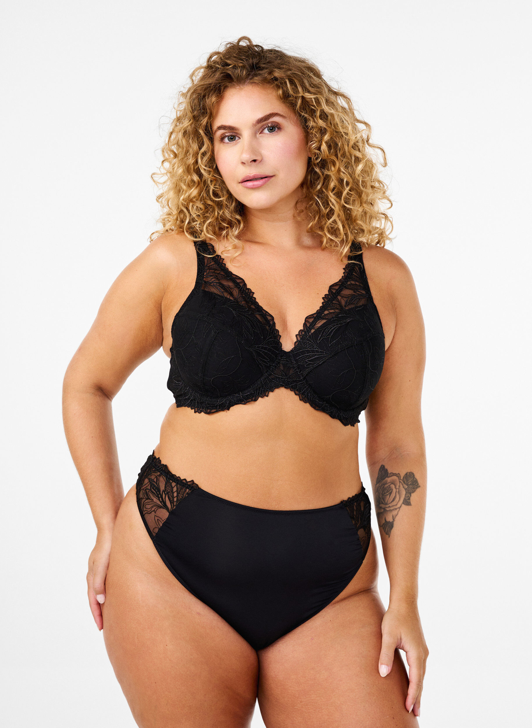 ZizziG-streng i microfiber med blonder, Sort, Model image number 0