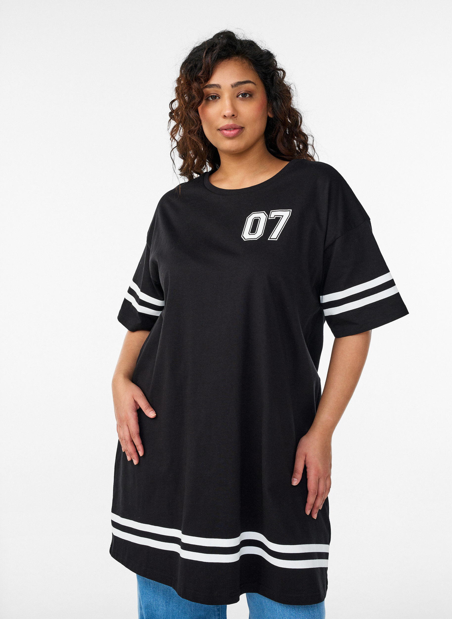Kort t-shirtkjole med sporty detaljer, Sort, Model