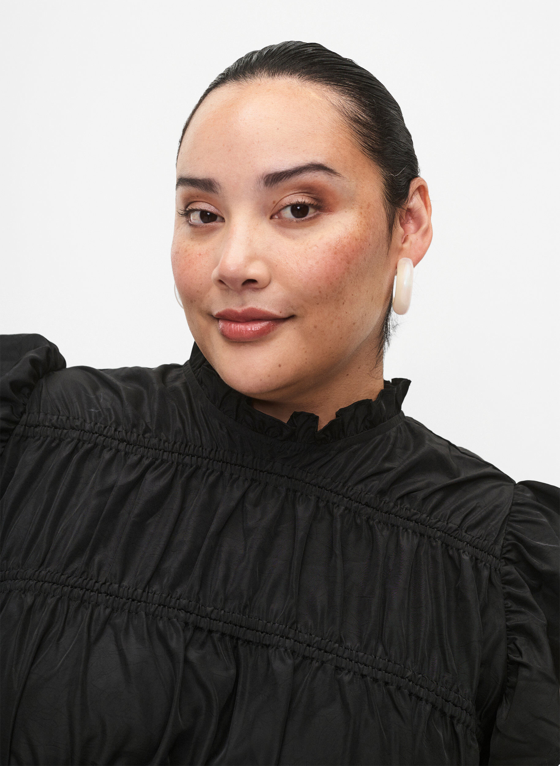 Zizzi Kjole med fl&aelig;ser og elastiske sk&aelig;ringer, Black, Model image number 3