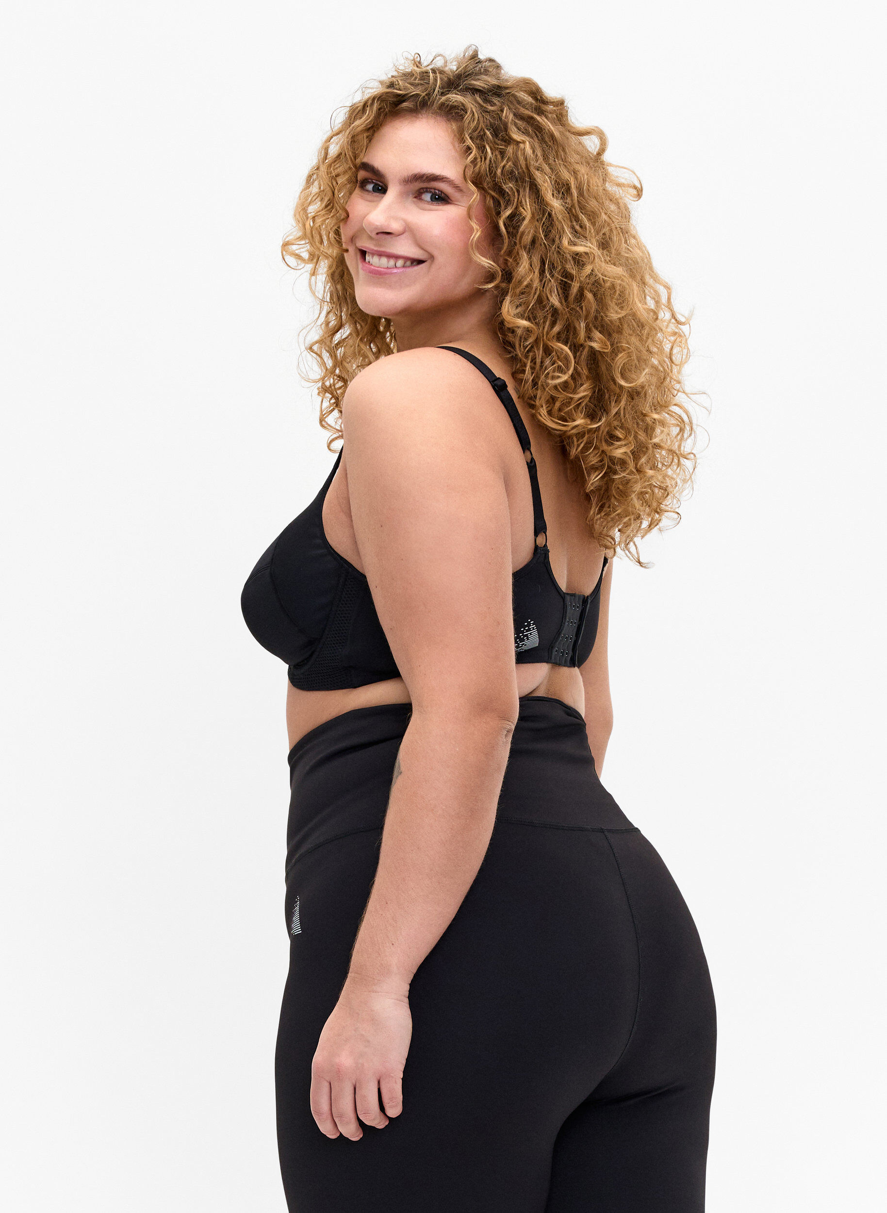 Zizzi CORE, HIGH SUPPORT WIRE BRA - Sports bh med b&oslash;jle, Sort, Model image number 2