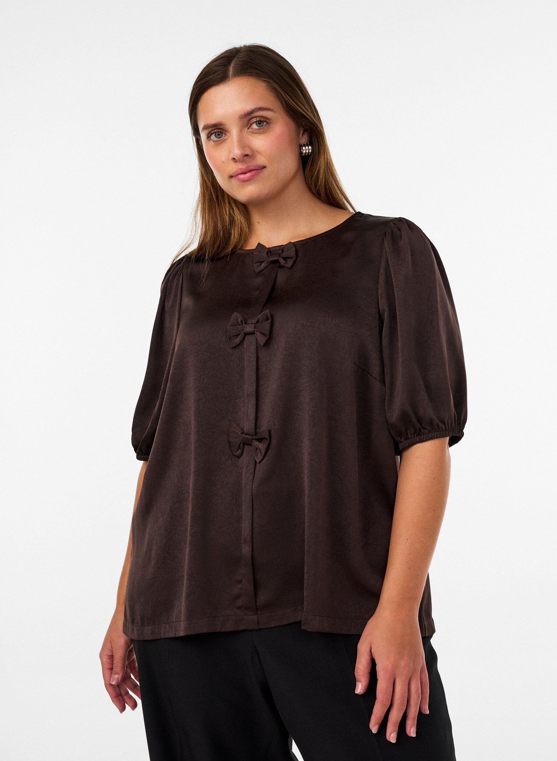 Satinbluse med sl&oslash;jfer og albuelange &aelig;rmer, Brun, Model
