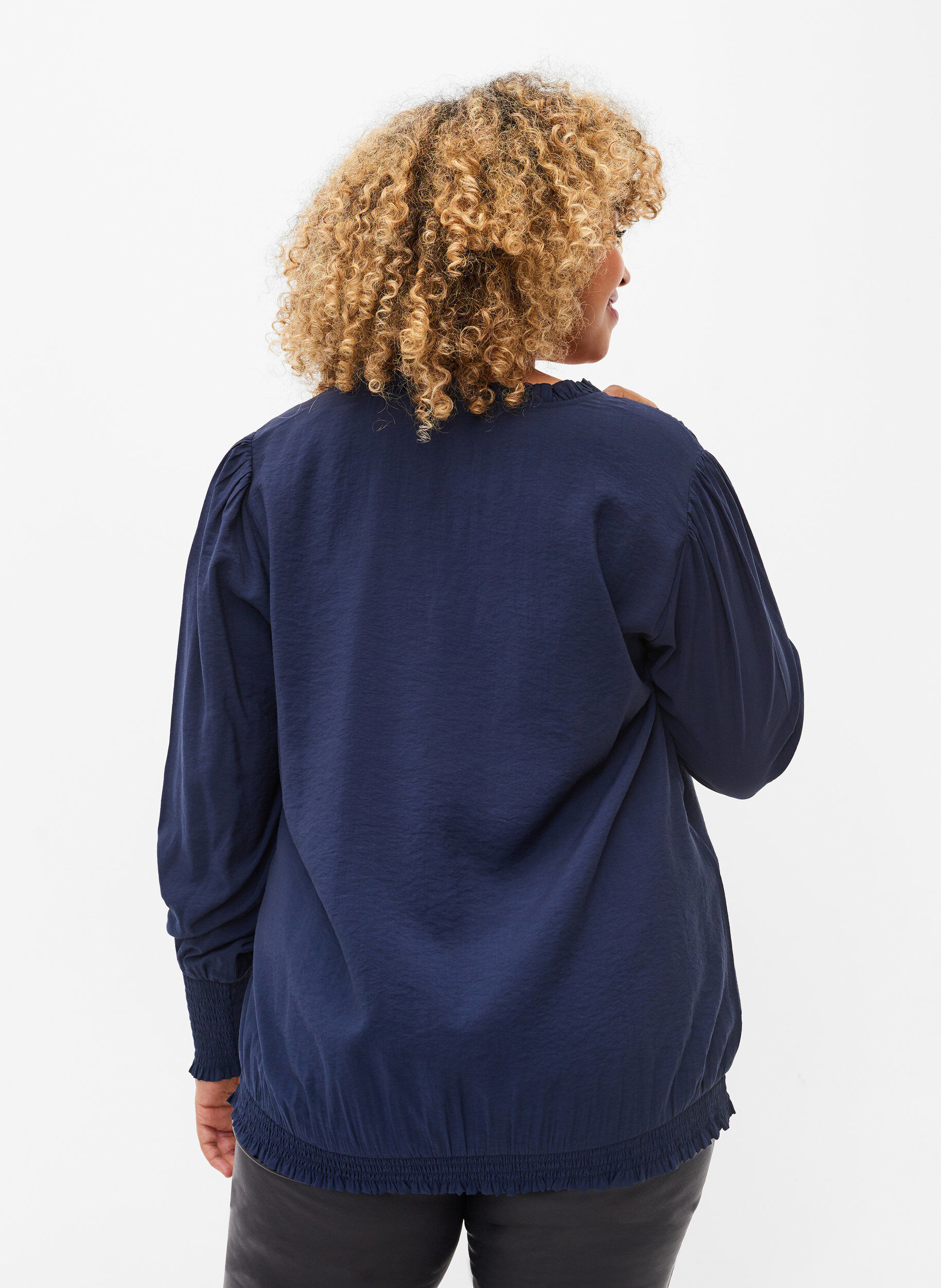 Zizzi Viskosebluse med lange &aelig;rmer og smock, Navy Blazer, Model image number 1