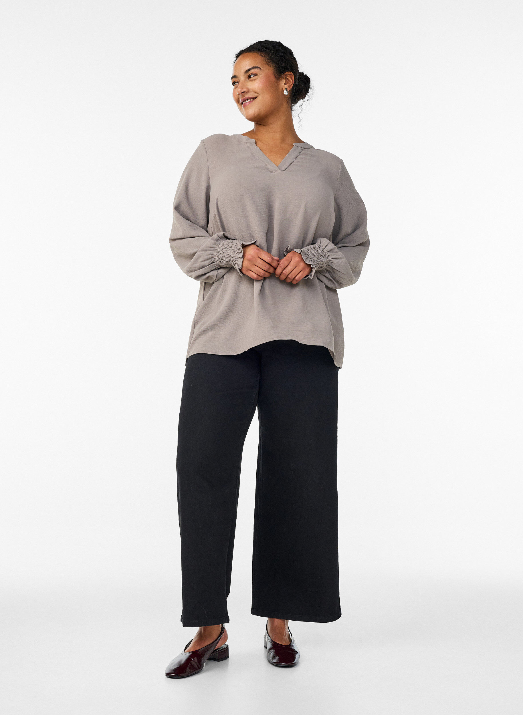 Zizzi Bluse med smock manchetter og V-udsk&aelig;ring, Beige, Model image number 1