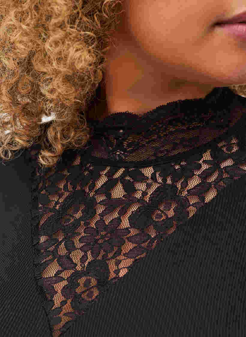Højhalset bluse med blonder , Black, Model image number 2