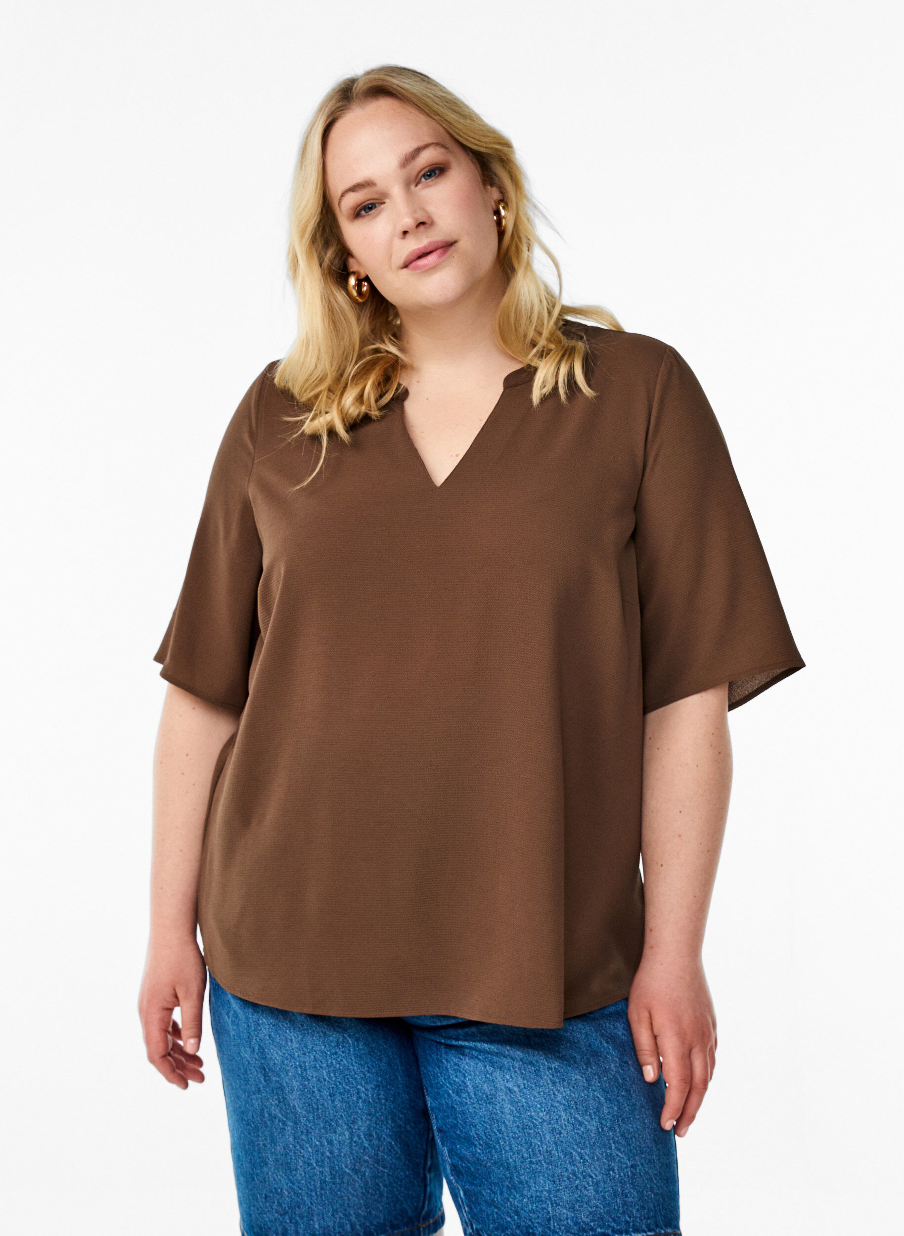 Kort&aelig;rmet bluse med v-udsk&aelig;ring, Brun, Model