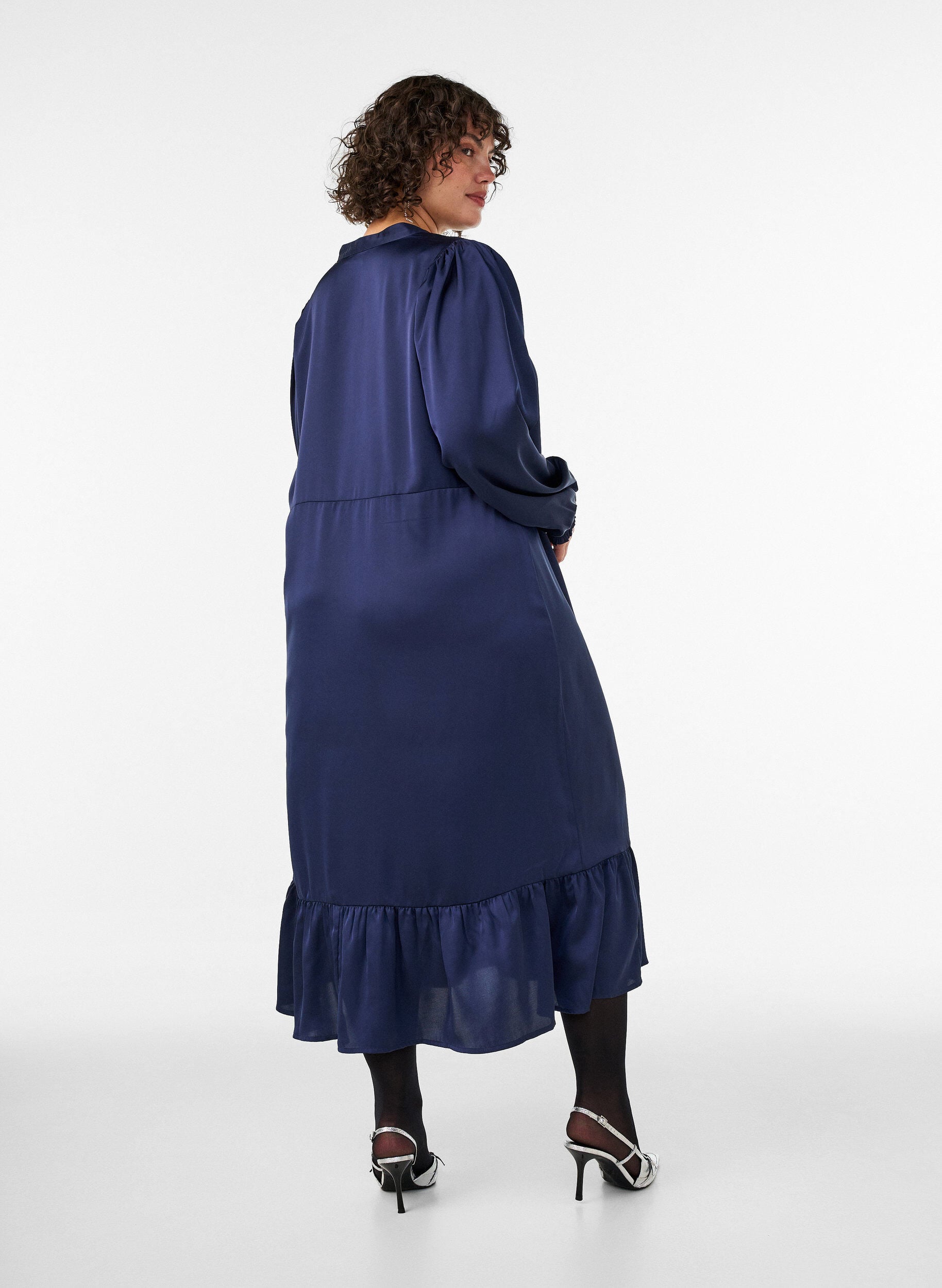 ZizziSatinkjole med lange &aelig;rmer og V-udsk&aelig;ring, Bl&aring;, Model image number 1