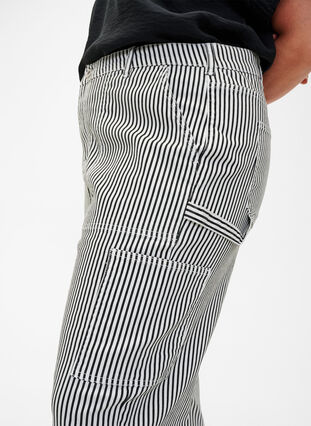 Stribede cargo jeans med straight fit, Black White Stripe, Model image number 3