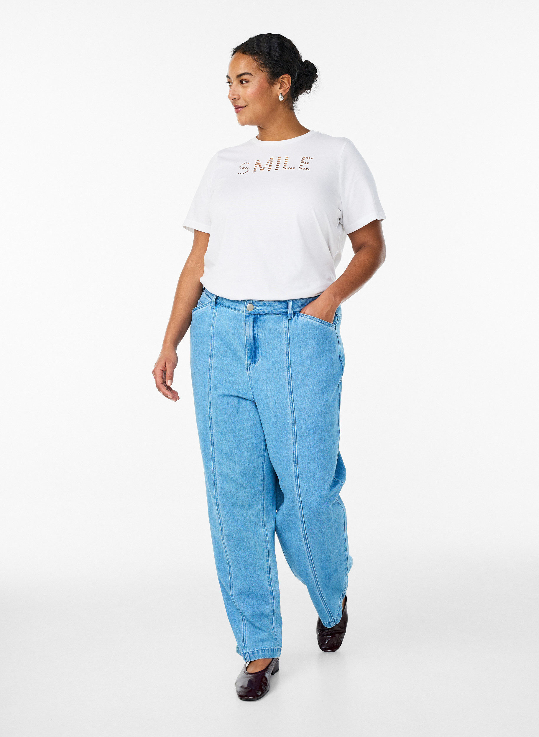 Zizzi T-shirt i bomuld med broderet tekstmotiv, Hvid, Model image number 1