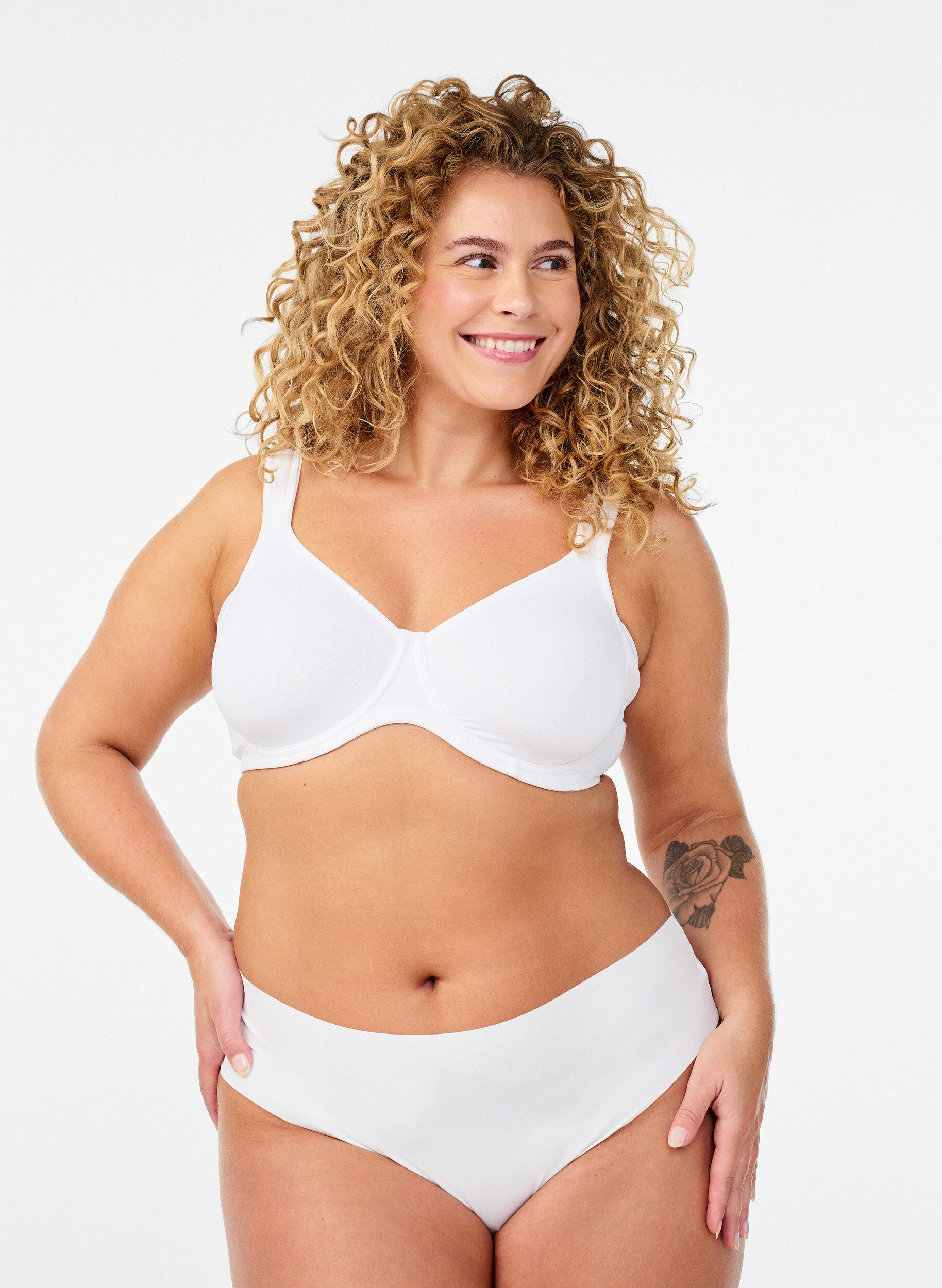 ZizziKomfort-bh med b&oslash;jle og formst&oslash;bte sk&aring;le, Hvid, Model image number 1