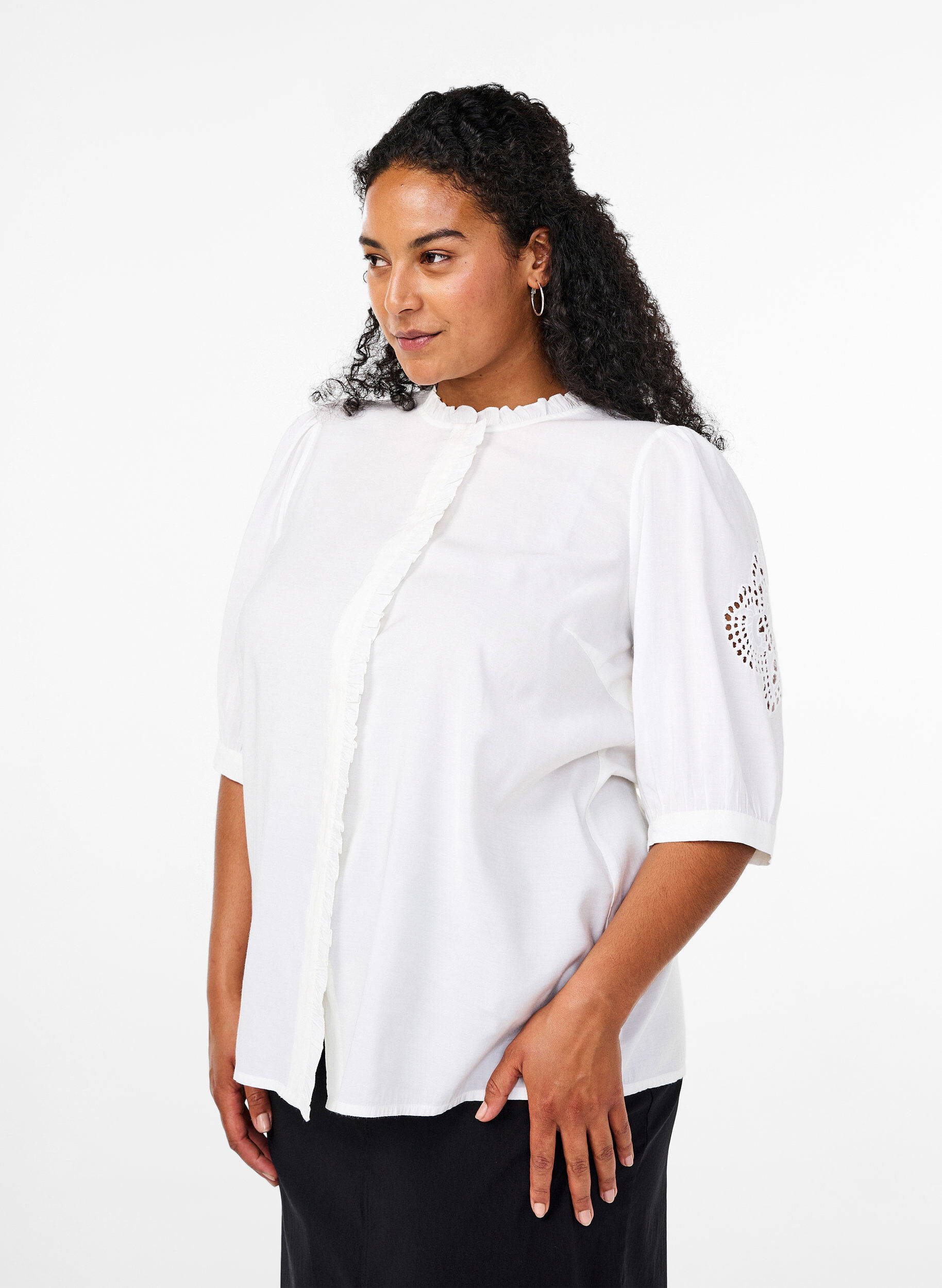 Zizzi Skjortebluse med fl&aelig;ser og broderi anglaise, Hvid, Model image number 0