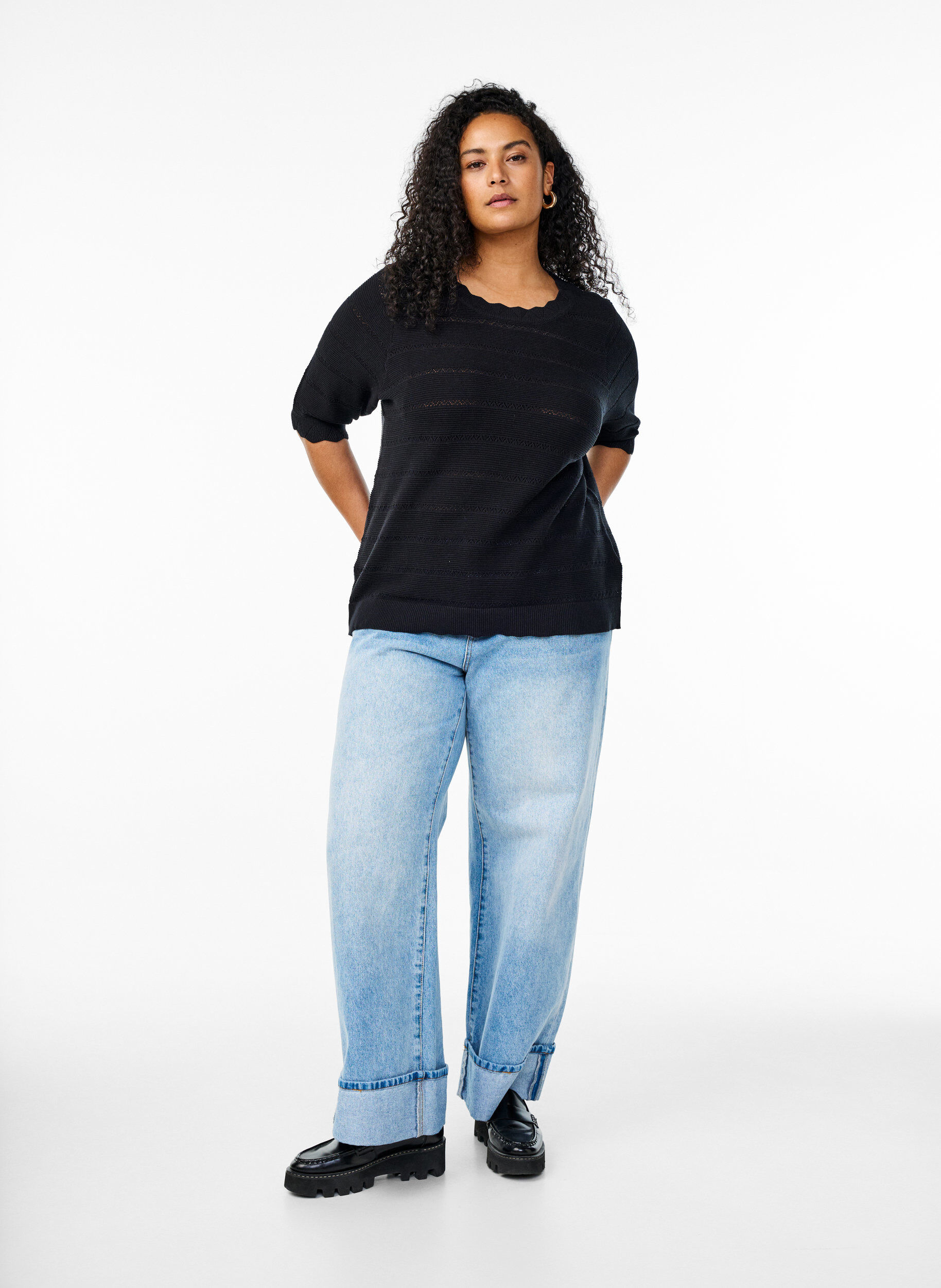 Zizzi Strikbluse med stribet hulm&oslash;nster og korte &aelig;rmer, Sort, Model image number 1