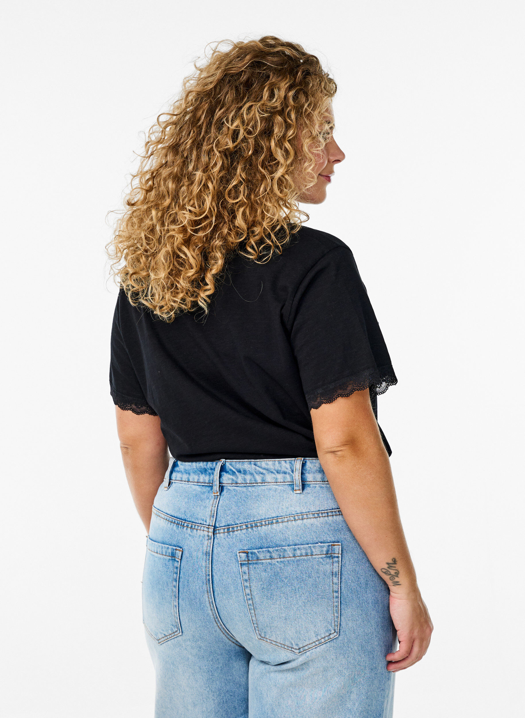 Zizzi T-shirt med blondekanter, Sort, Model image number 2