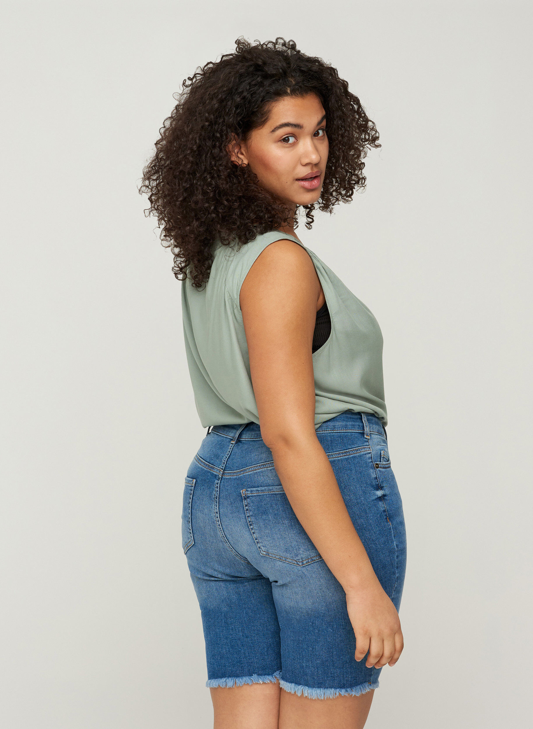 Zizzi H&oslash;jtaljede denimshorts med r&aring; kanter, Dark blue denim, Model image number 1