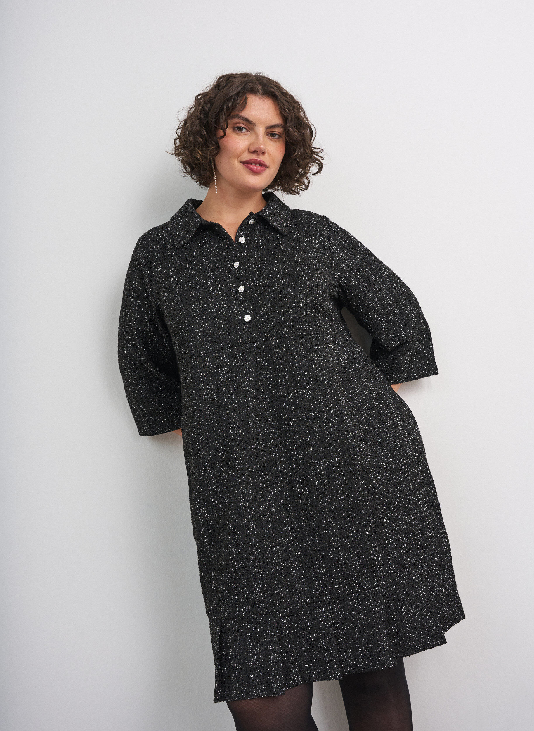 ZizziKort kjole i boucl&eacute; med dekorative knapper, Sort, Model image number 0