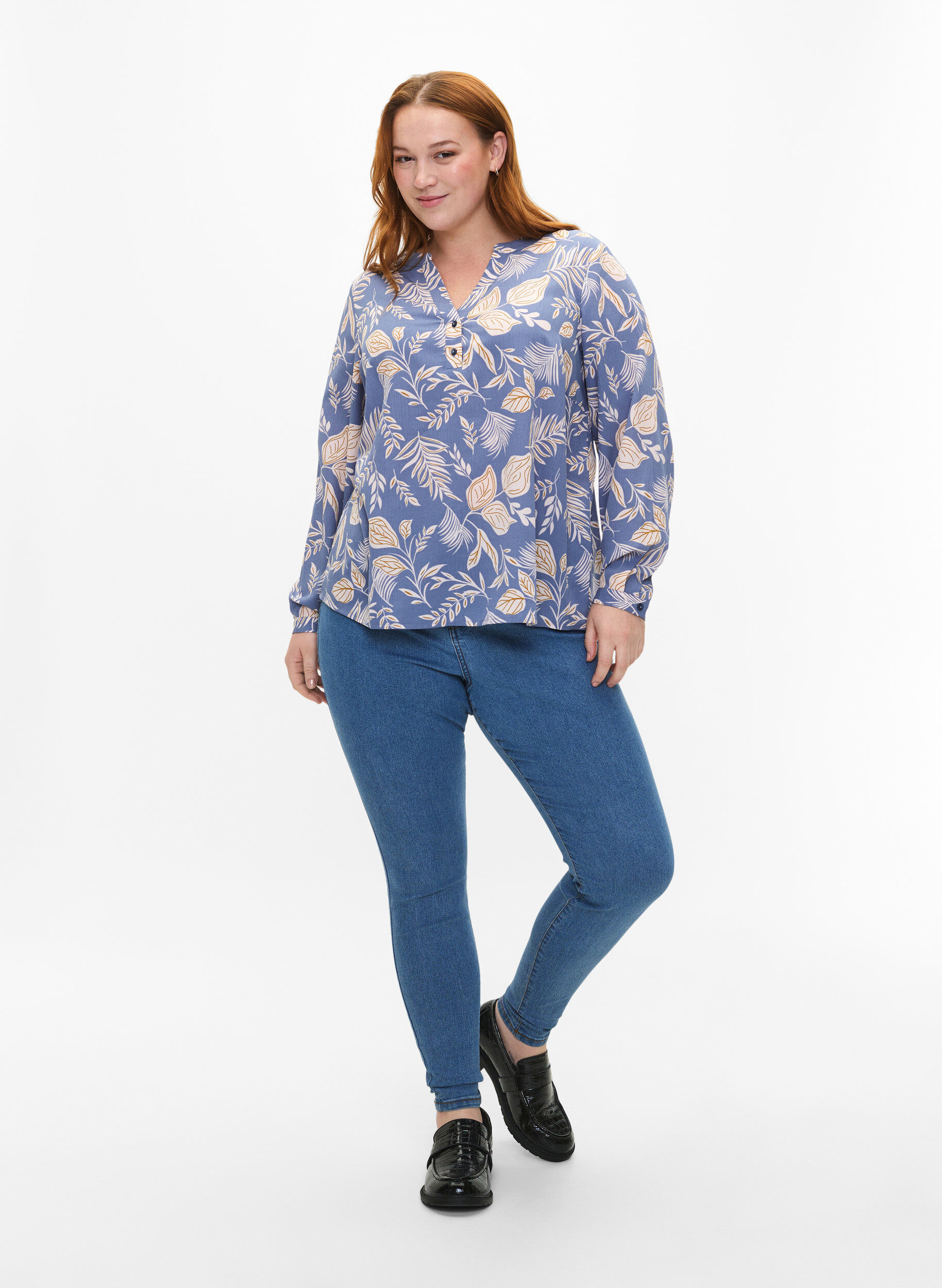 Zizzi FLASH - Lang&aelig;rmet bluse med print, Delft AOP, Model image number 2