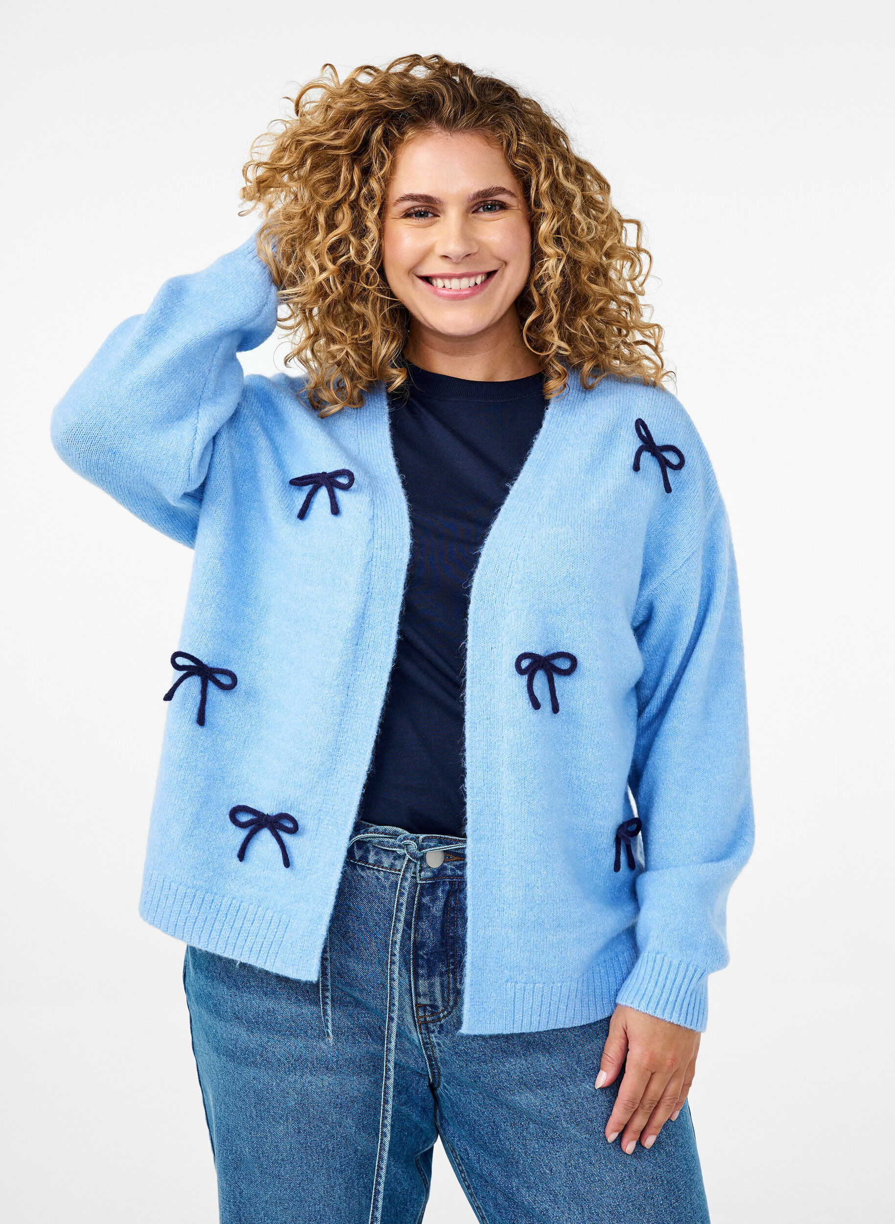 Zizzi Kort strikcardigan med sl&oslash;jfer, Della R. Blue Comb, Model image number 0